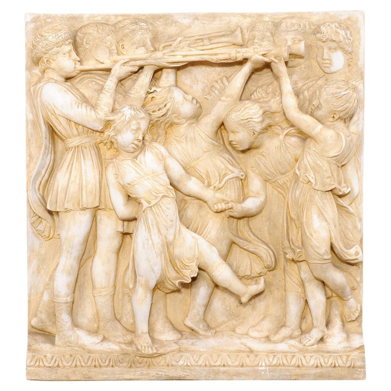 Italienisches Gipsrelief mit römischem Figurenmotiv aus der Mitte des 20. Jahrhunderts (3,5 Fuß hoch)
