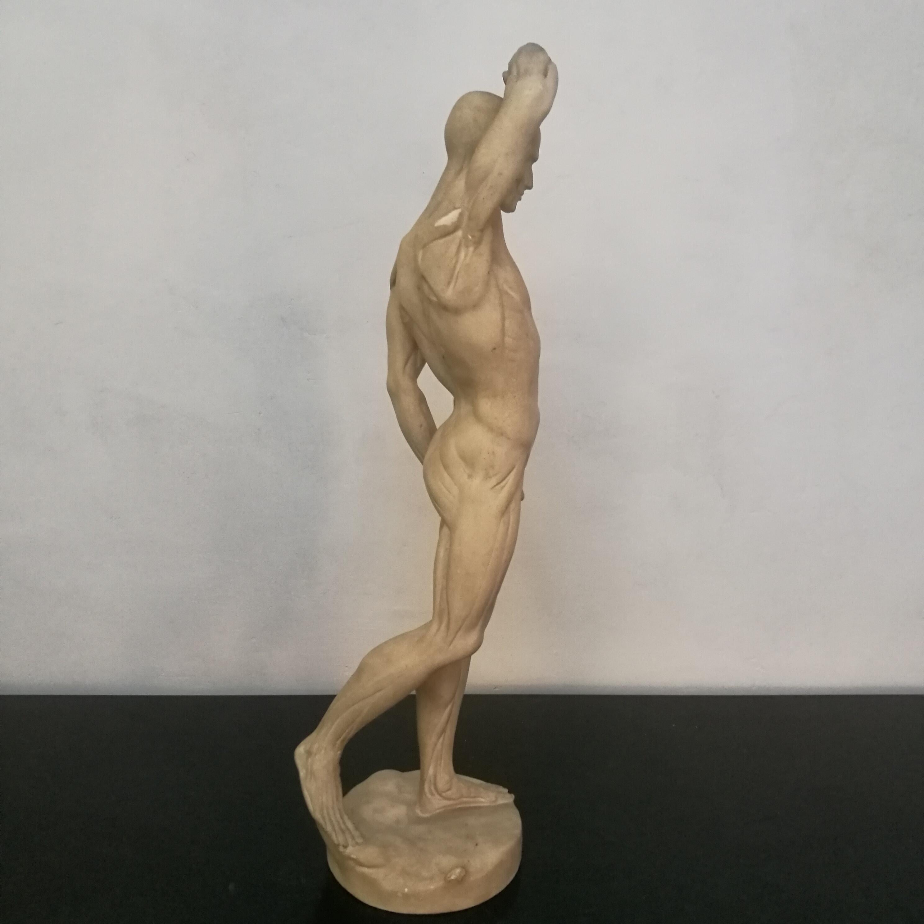 Italian plaster sculpture, Milan 1970s
Plaster sculpture of a male human body, very detailed and with a solid base, produced by an artist based in Milan.
It's like having a small monument at home.