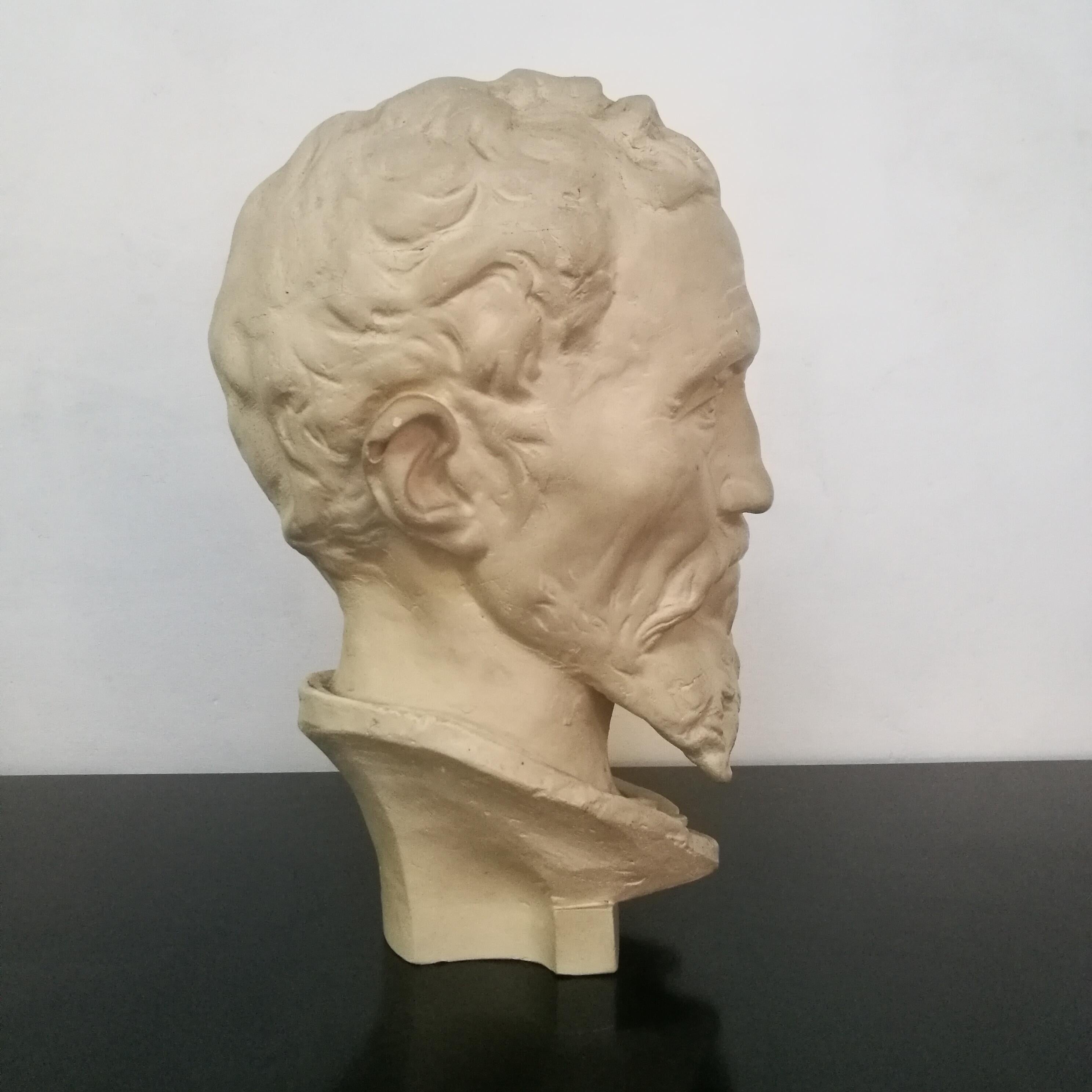 Italian plaster sculpture of Michelangelo Buonarroti, 1970s
Plaster sculpture of Michelangelo Buonarroti, whose face is very faithfully represented and with a rather sad expression.
The sculpture was made by an artist based in Milan, in the