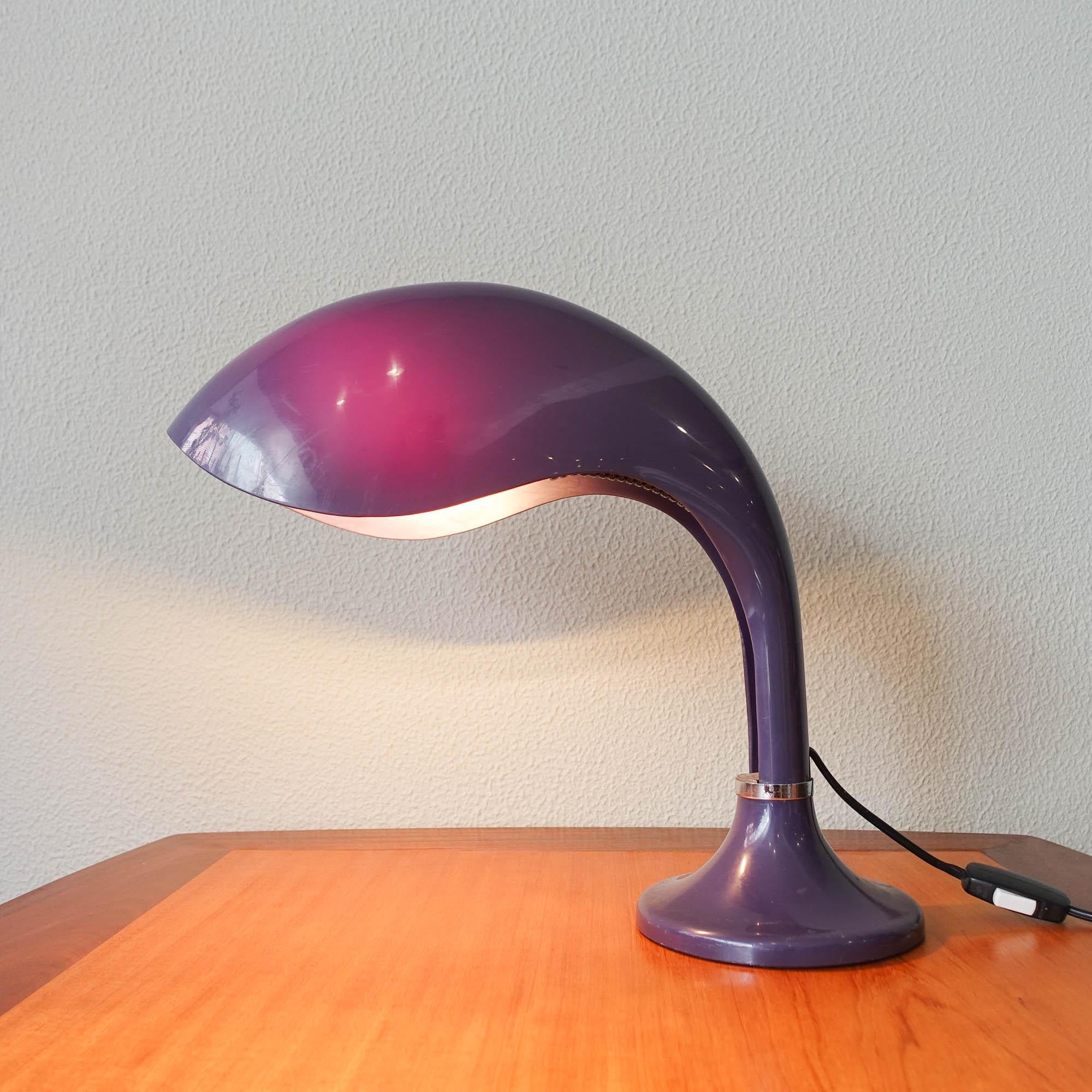 Cette lampe de table 'Rhea' a été conçue par Marcello Cuneo pour Ampaglas, dans les années 1960, en Italie.
Abat-jour en plastique avec un design incurvé particulier, et un type de matériau qui laisse transparaître la lumière en créant un effet