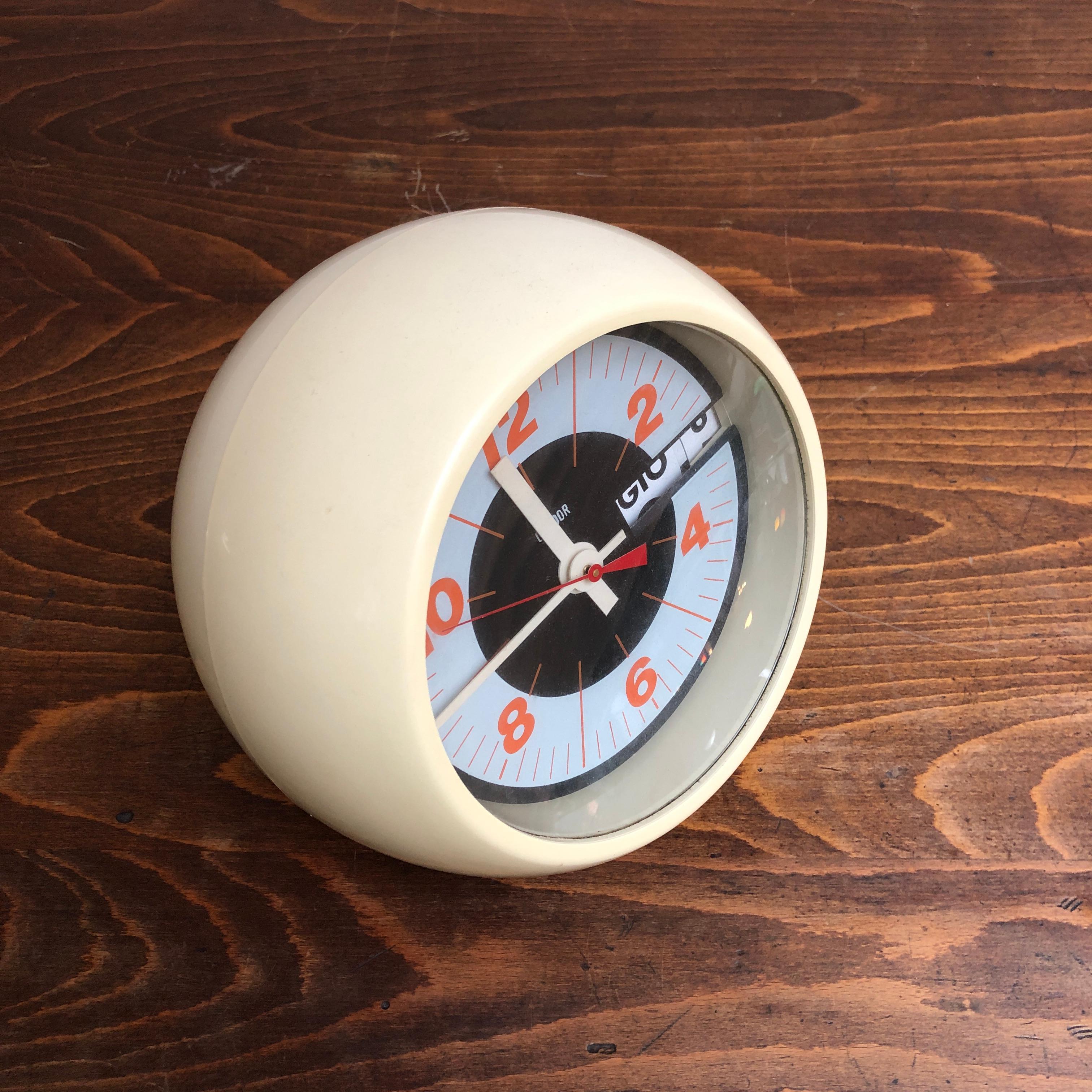 Italian Plastic Space Age Clock by Condor, 1970s In Good Condition In MIlano, IT