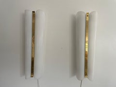 Coppia di applique da cinema in plexiglass e ottone, anni ’60, Italia