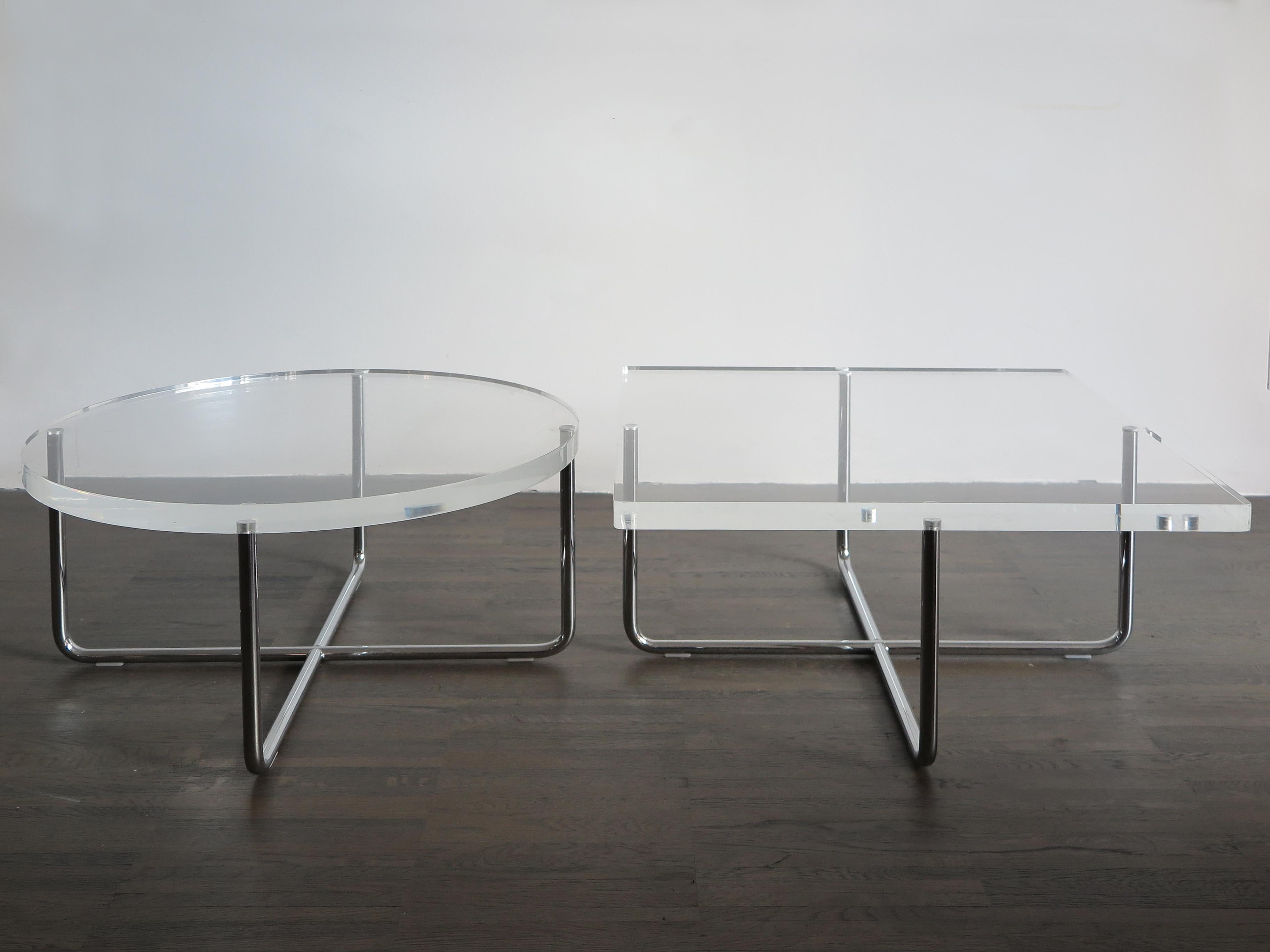Couple of Italian circle and square modern coffee tables or sofa tables manufactured by Minotti, with plexiglass top and frame in chromed metal with glossy chrome finish, circa 1980s.
Round measures: diameter 63 cm - height 32 cm
square measures: