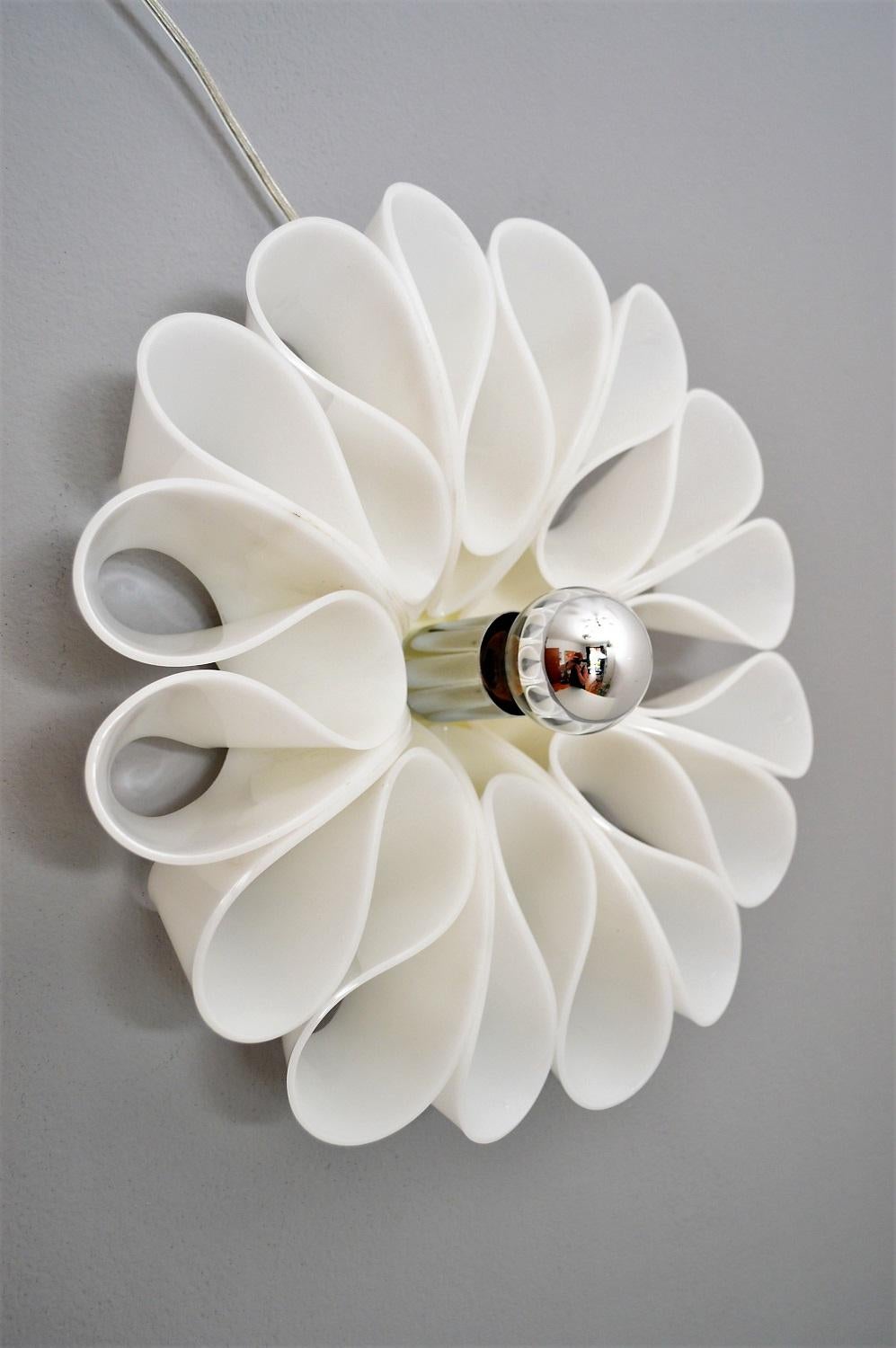 Italian Plexiglass or Acrylic POP Flower Wall Sconce, 1970s In Excellent Condition In Morazzone, Varese