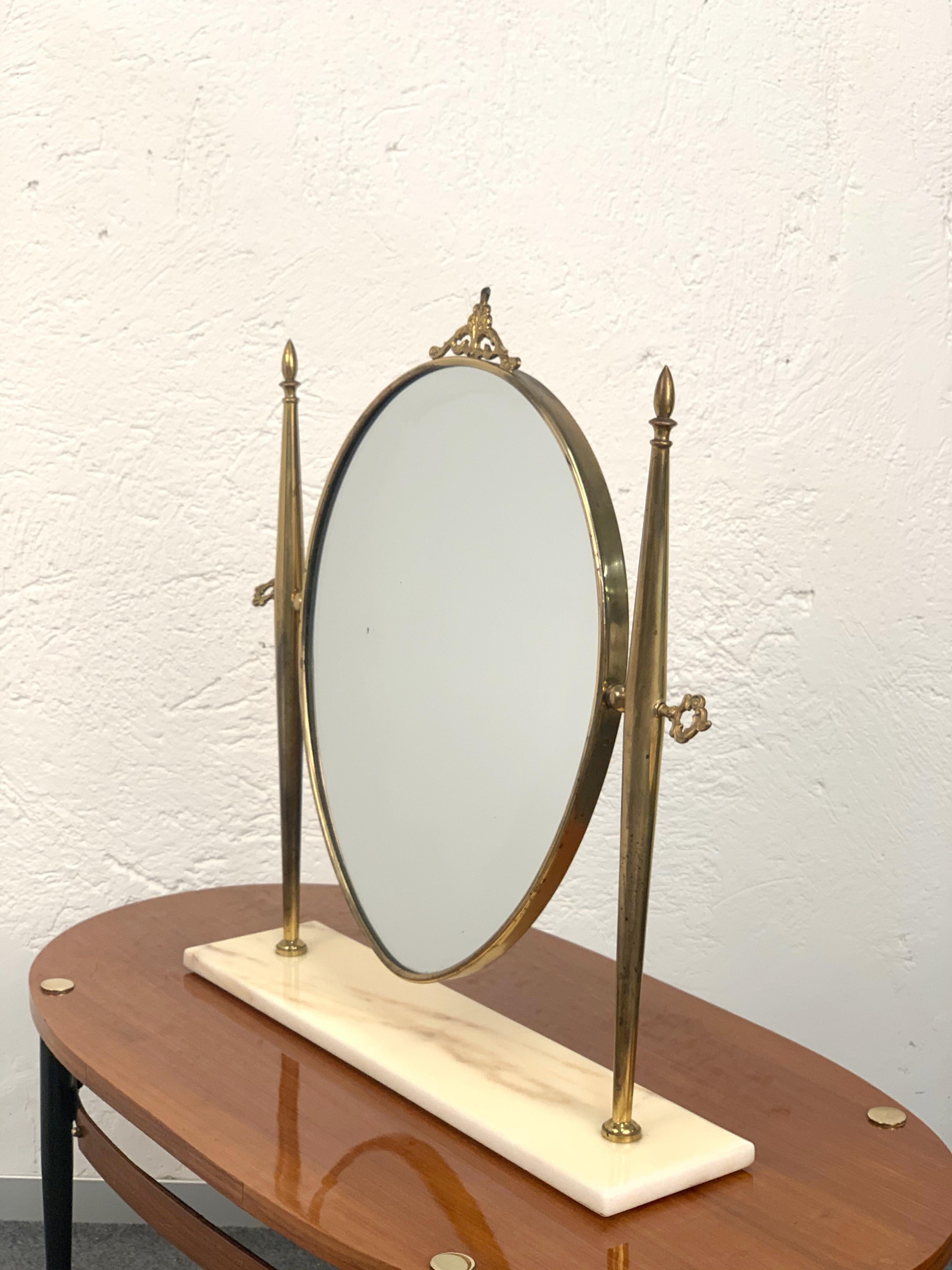 Mid-Century moderno Specchio da tavolo italiano in ottone lucido con base per vanità regolabile in marmo, anni '50 in vendita
