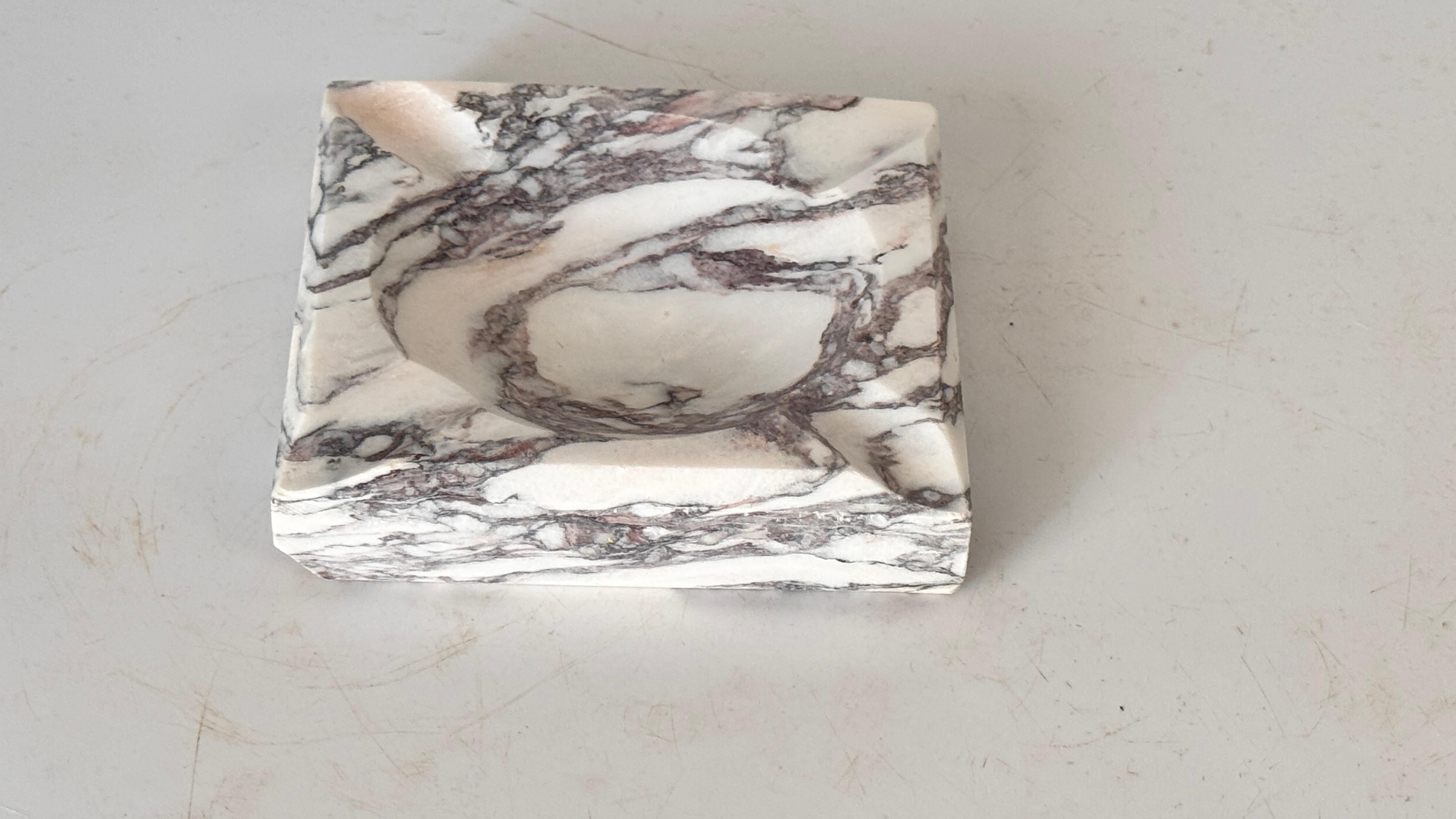 Italian Polished Marble Ashtray – 1960s – White and Grey Veining, Square Shape For Sale 4