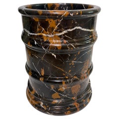 Vase italien en marbre Portoro poli
