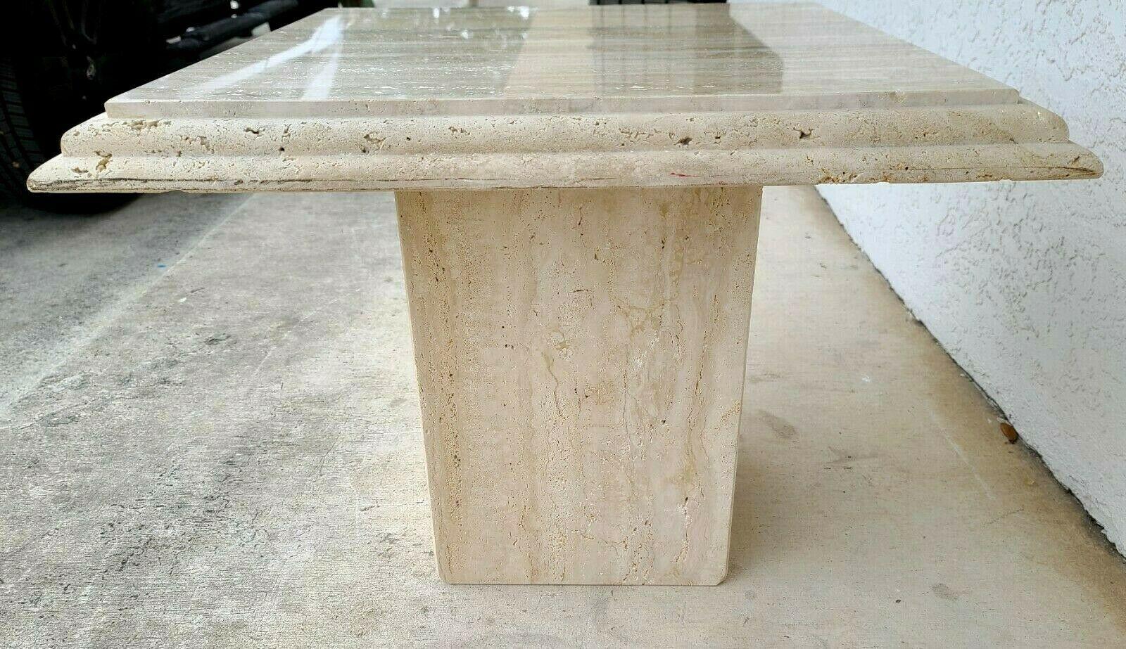Travertin Table d'appoint italienne en marbre travertin poli par Stone International en vente