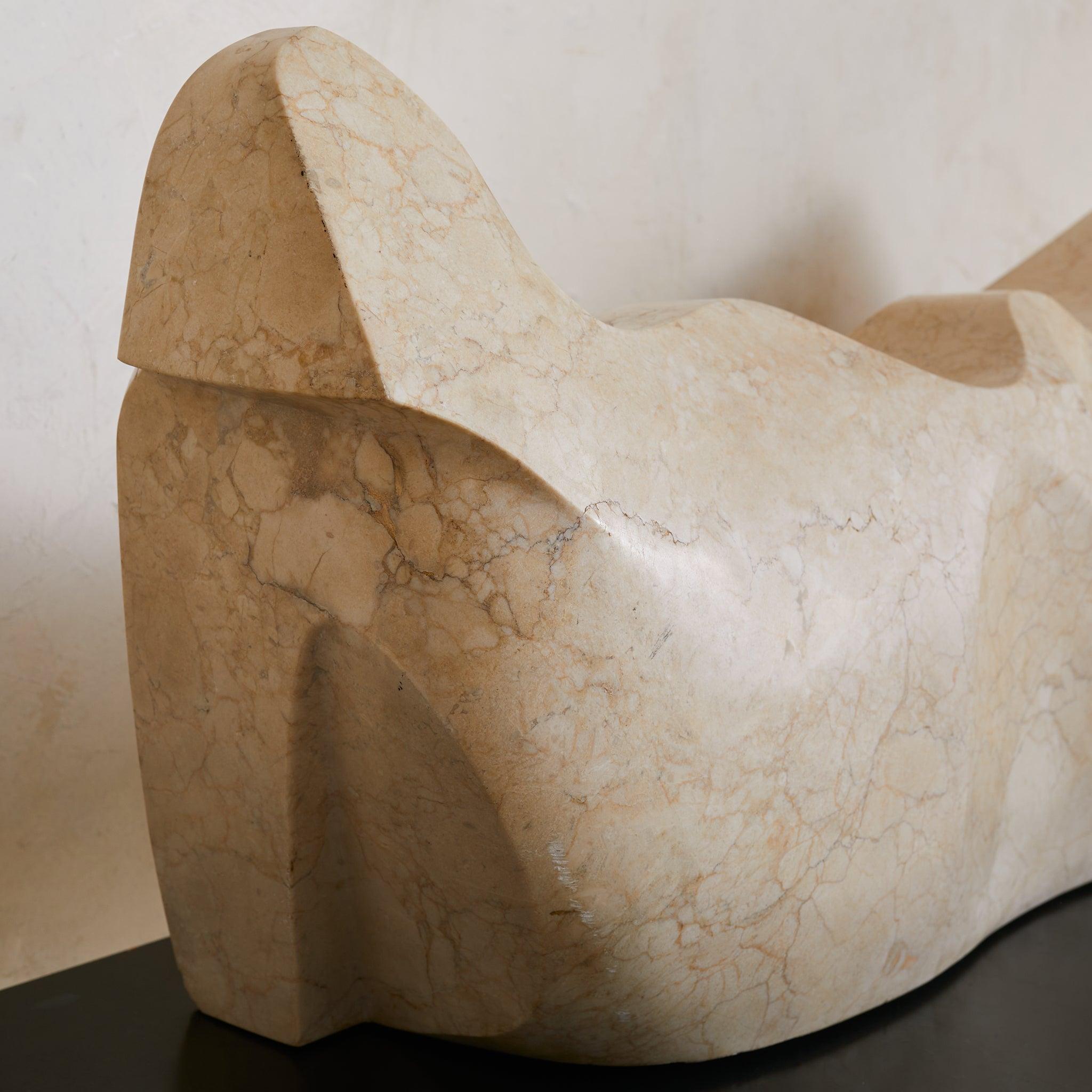 Italienische liegende weibliche Skulptur aus poliertem Travertin, 1970er Jahre (Moderne) im Angebot