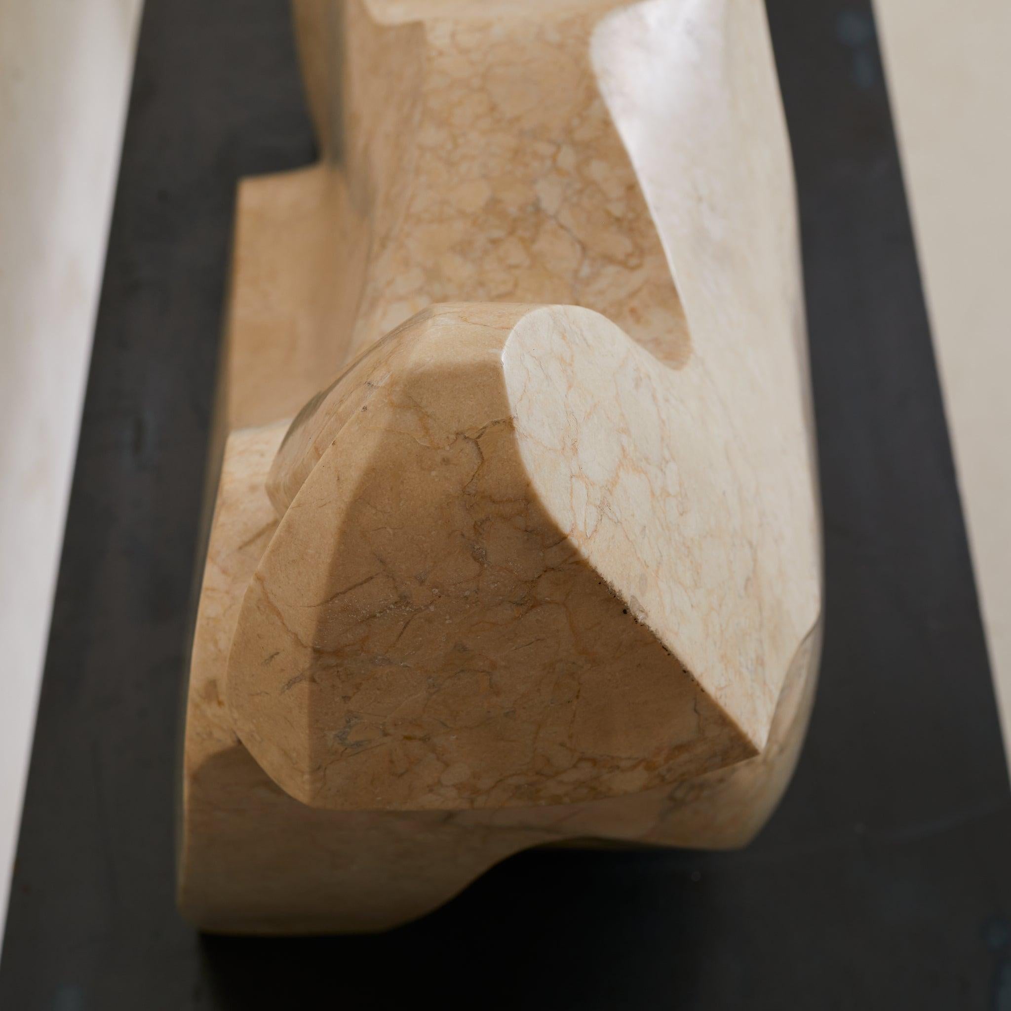 Italienische liegende weibliche Skulptur aus poliertem Travertin, 1970er Jahre (Ende des 20. Jahrhunderts) im Angebot