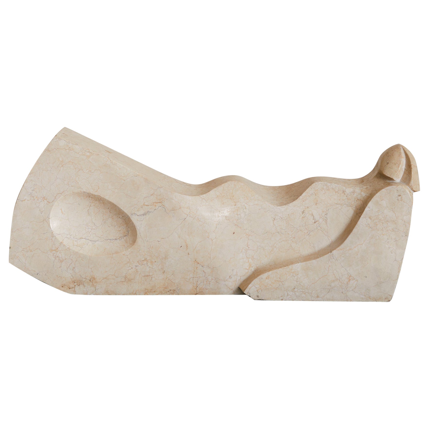 Italienische liegende weibliche Skulptur aus poliertem Travertin, 1970er Jahre im Angebot