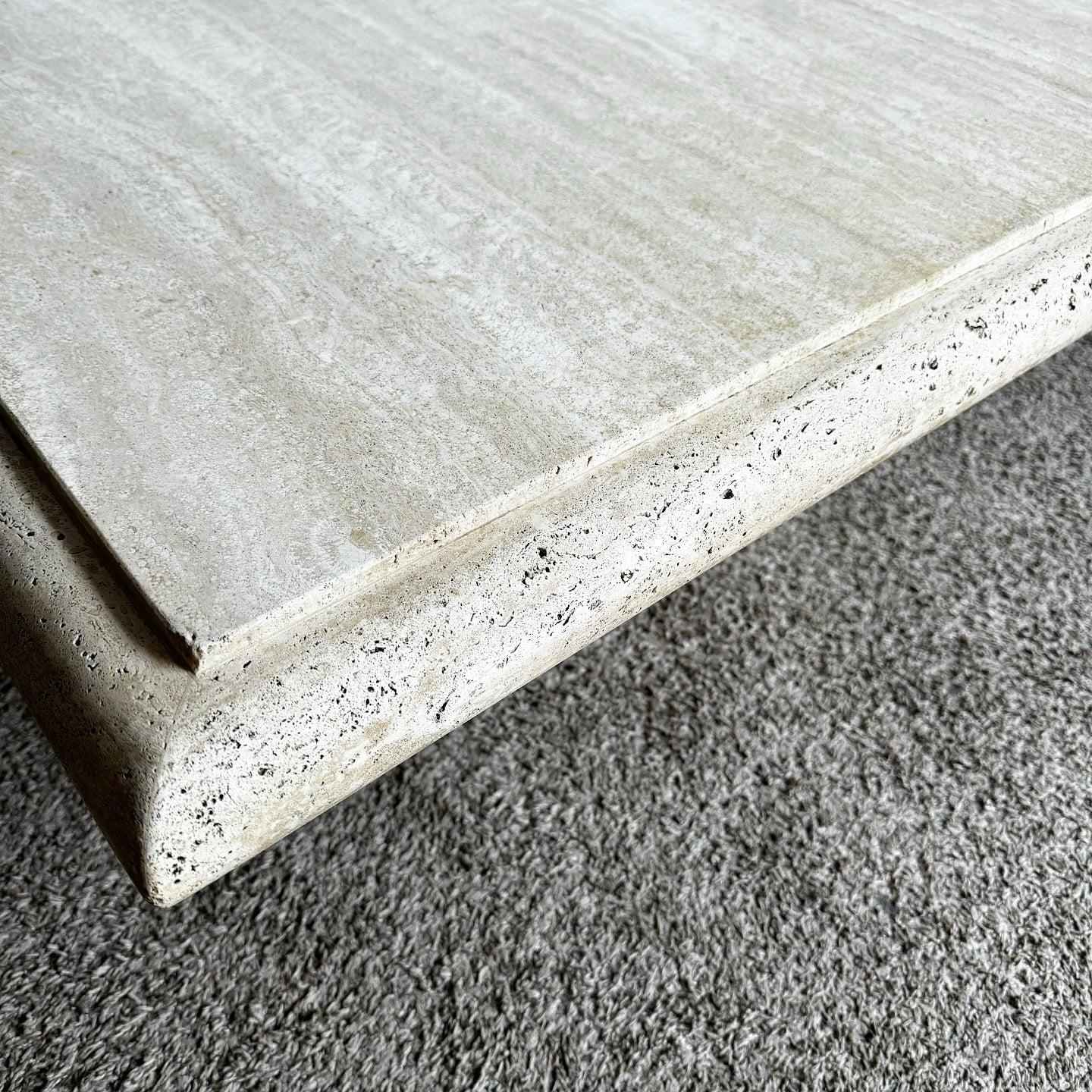 Quadratischer italienischer Couchtisch aus poliertem Travertin im Angebot 4