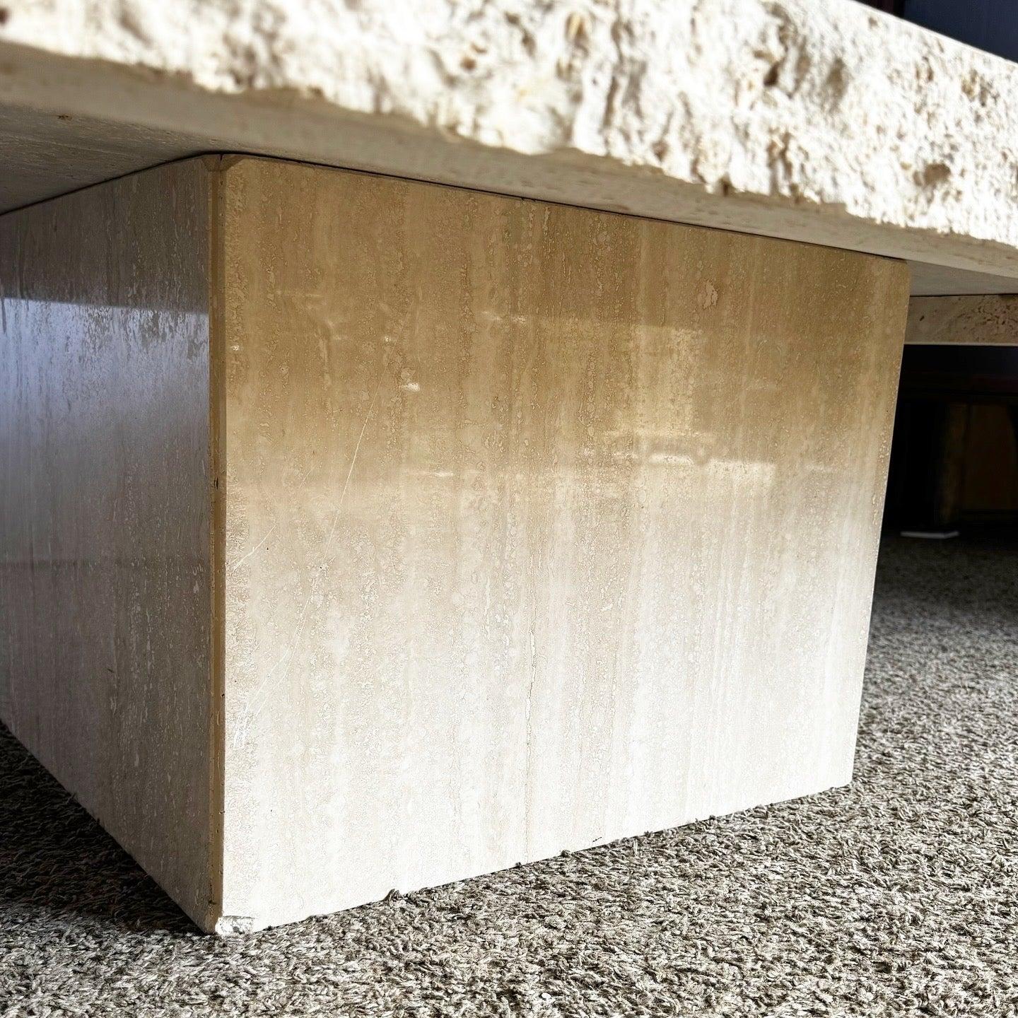 Fine XX secolo Tavolino quadrato in travertino lucido italiano con bordo grezzo Stone International in vendita