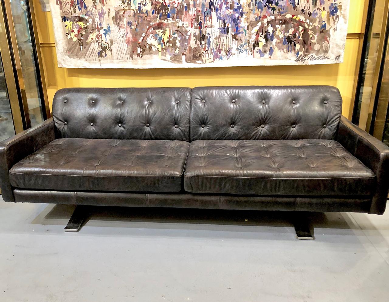 Italian Polrona Frau-Style Leather Sofa In Good Condition In Pasadena, CA