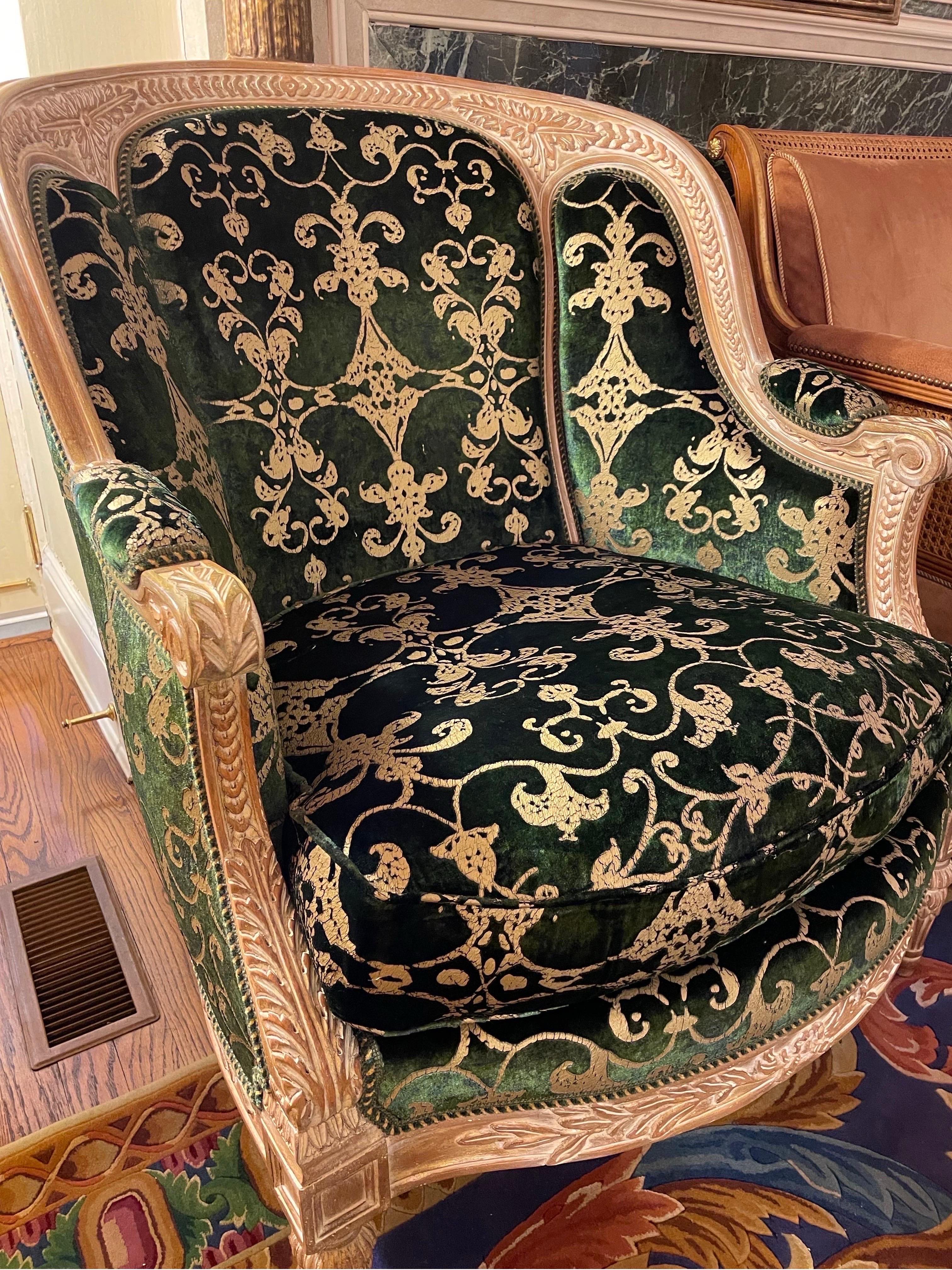 Magnifique fauteuil Poltrona en velours émeraude et tissu or, entièrement réalisé à la main en Italie.