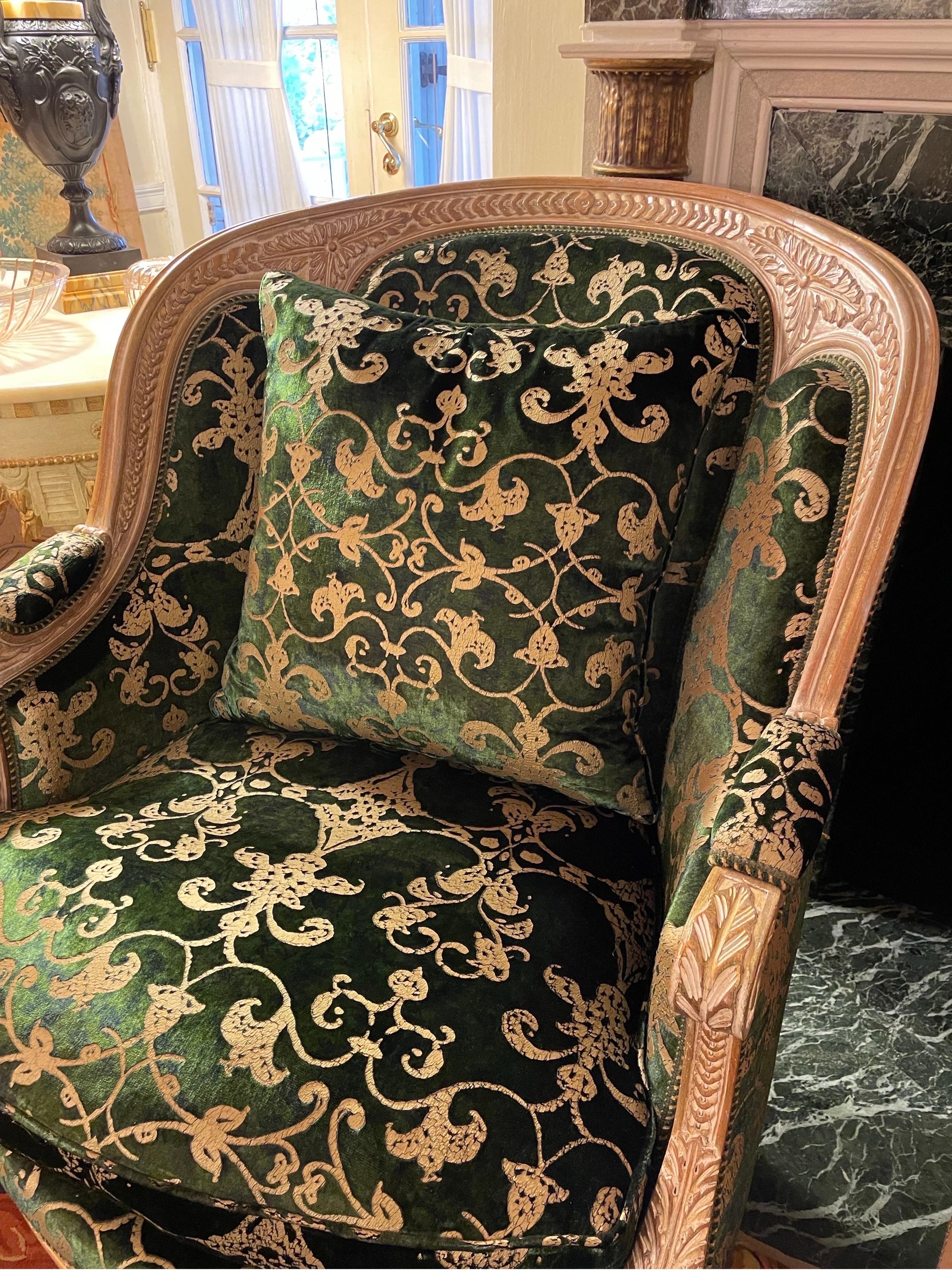Italian Poltrona Armchair Hand Made Emerald Green Velvet  In Excellent Condition For Sale In Long Island, NY