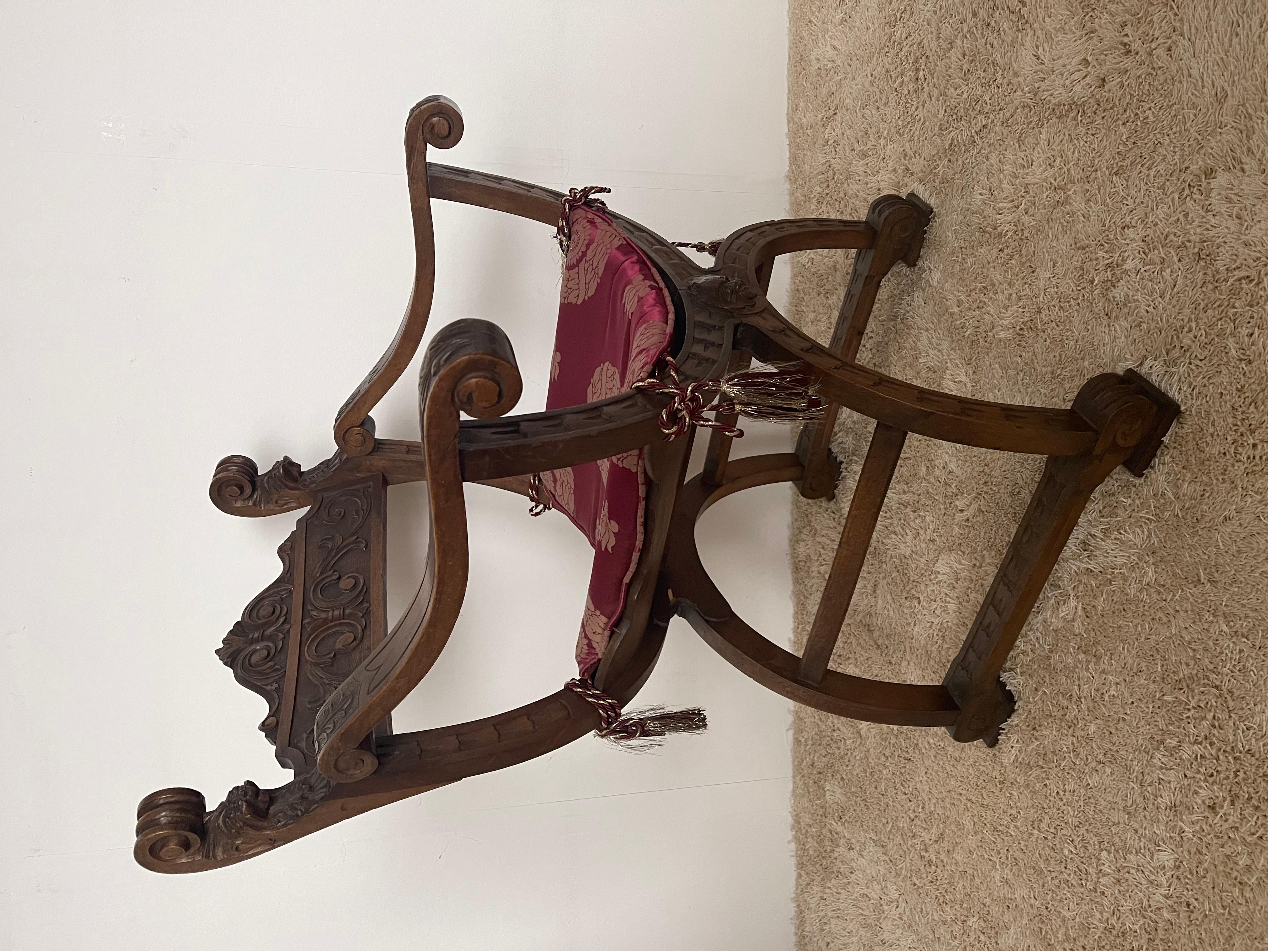 Art nouveau Fauteuil curule ou dagobert italien des années 1920 en noyer ancien en vente