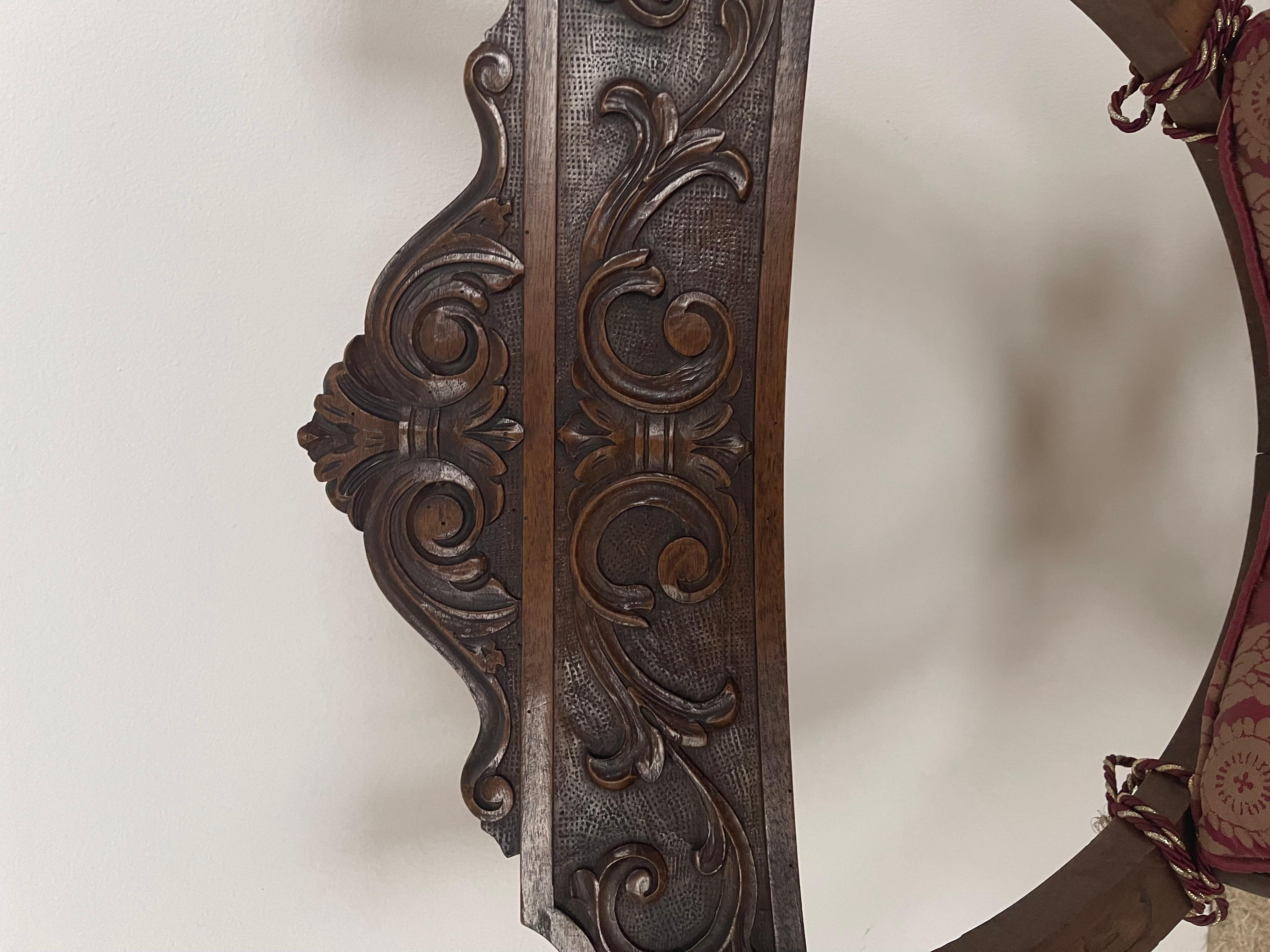 Italian Fauteuil curule ou dagobert italien des années 1920 en noyer ancien en vente