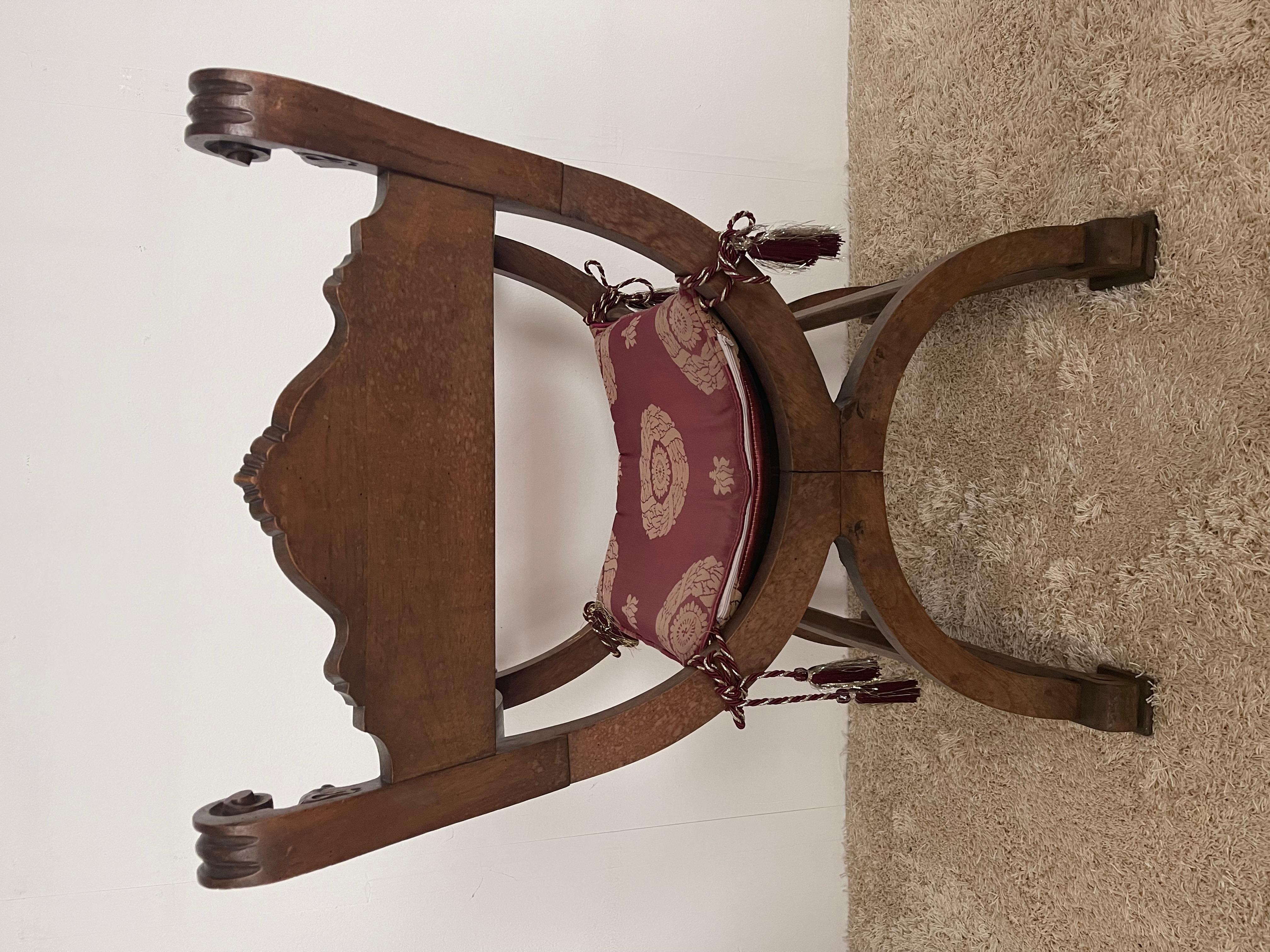 Fait main Fauteuil curule ou dagobert italien des années 1920 en noyer ancien en vente