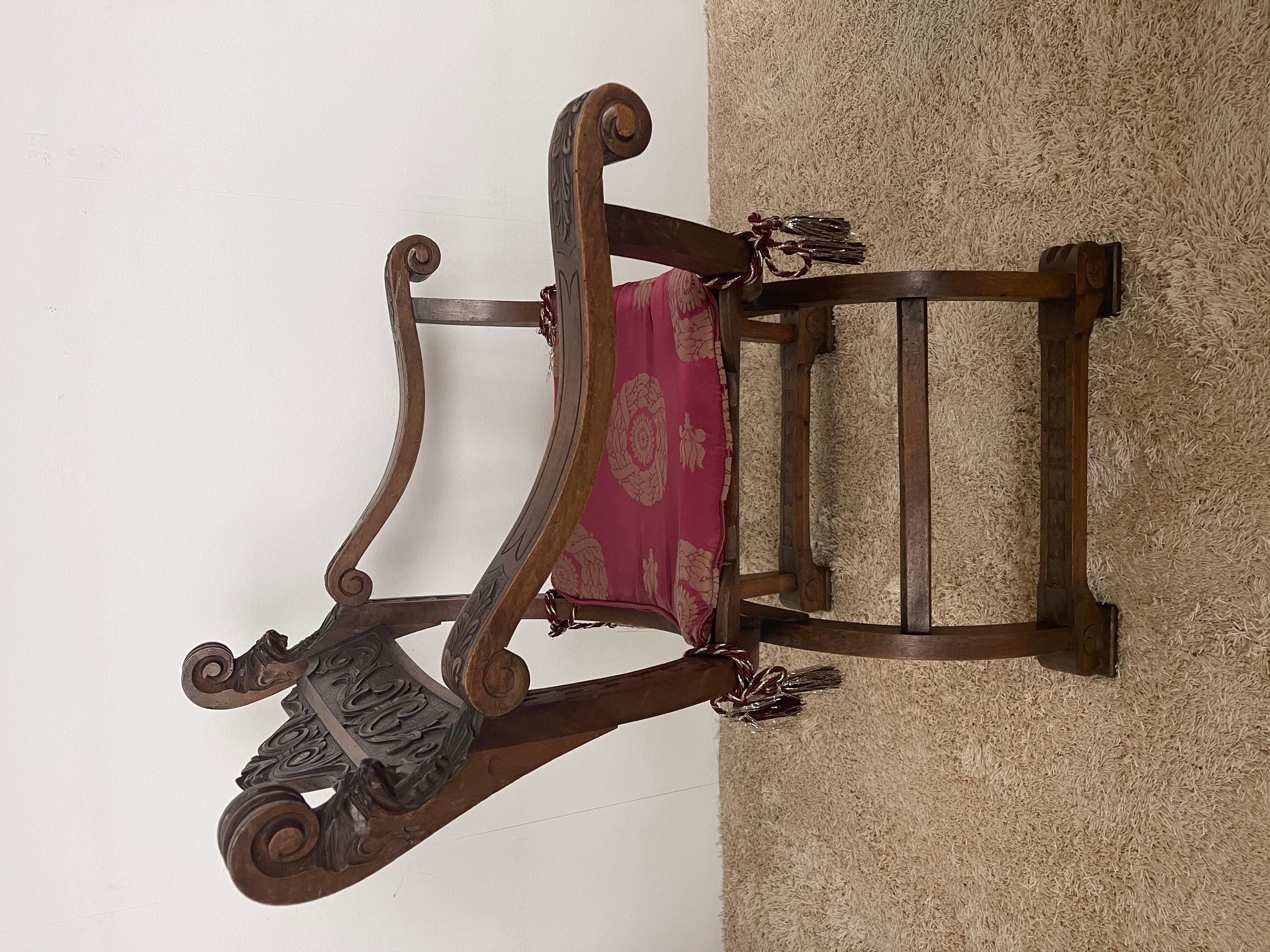 Fauteuil curule ou dagobert italien des années 1920 en noyer ancien Bon état - En vente à Cantù, IT