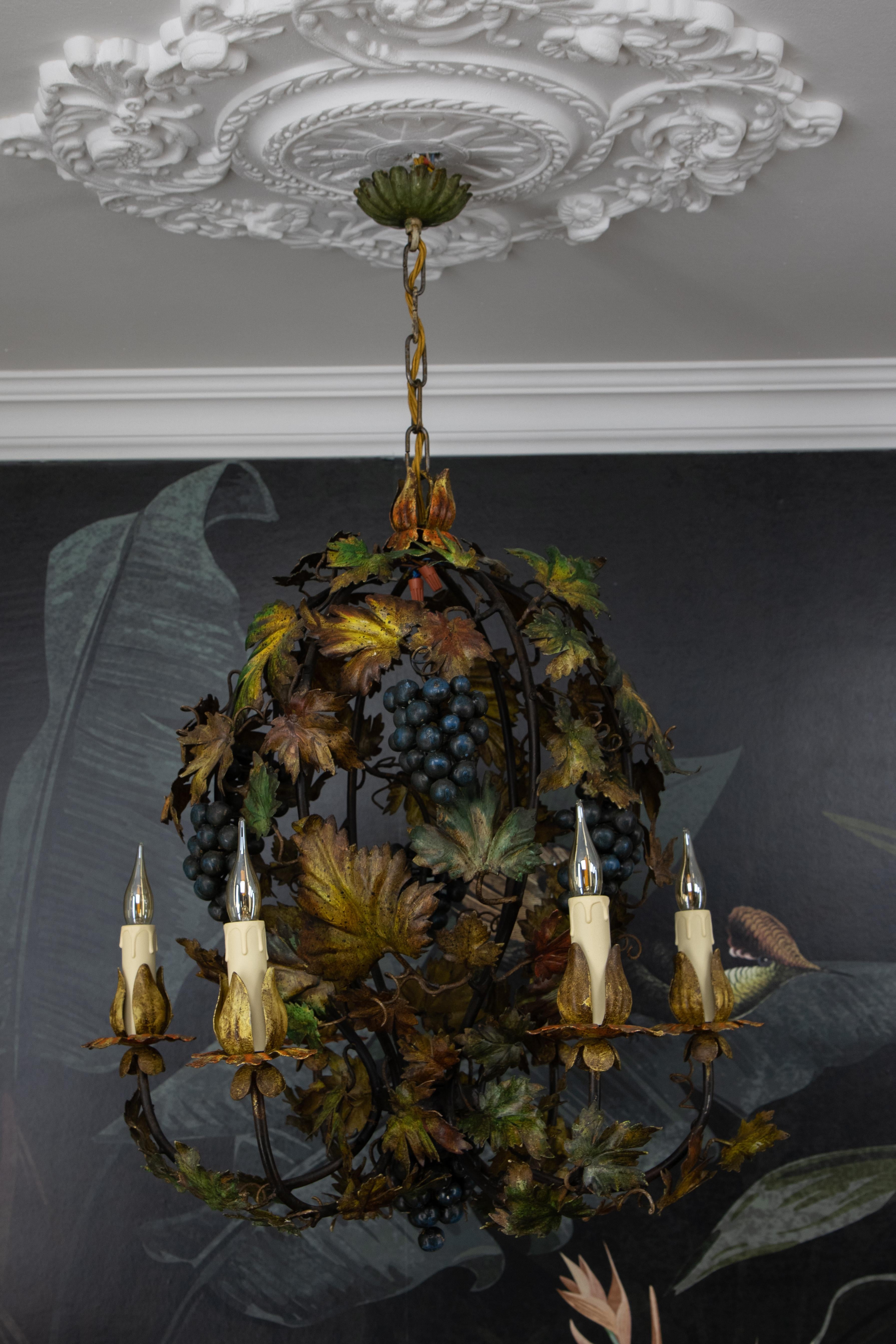 Lampadario italiano in metallo policromo con uva, viti e foglie autunnali, anni '50 in vendita 6
