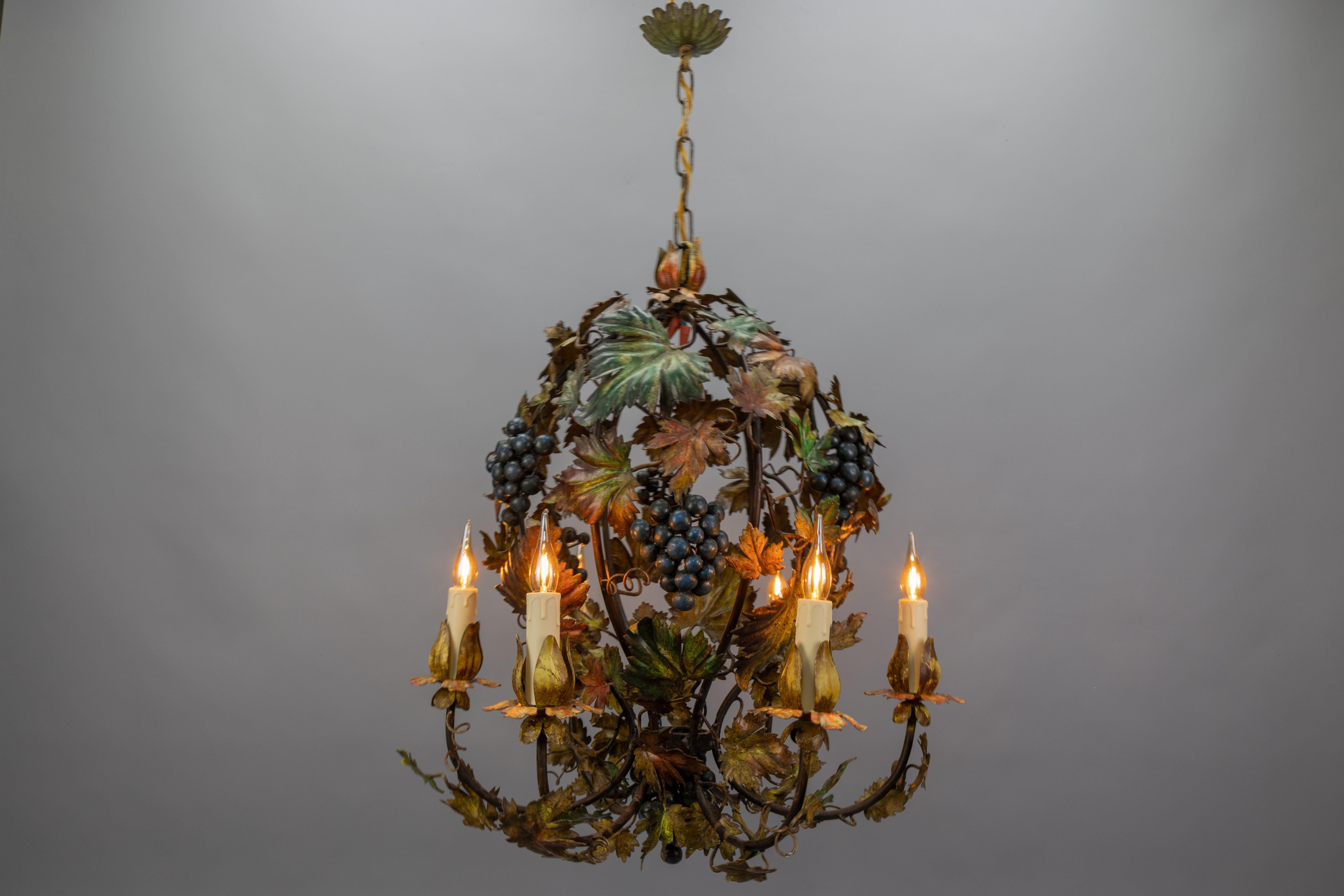 Lampadario italiano in metallo policromo con uva, viti e foglie autunnali, anni '50 in vendita 7