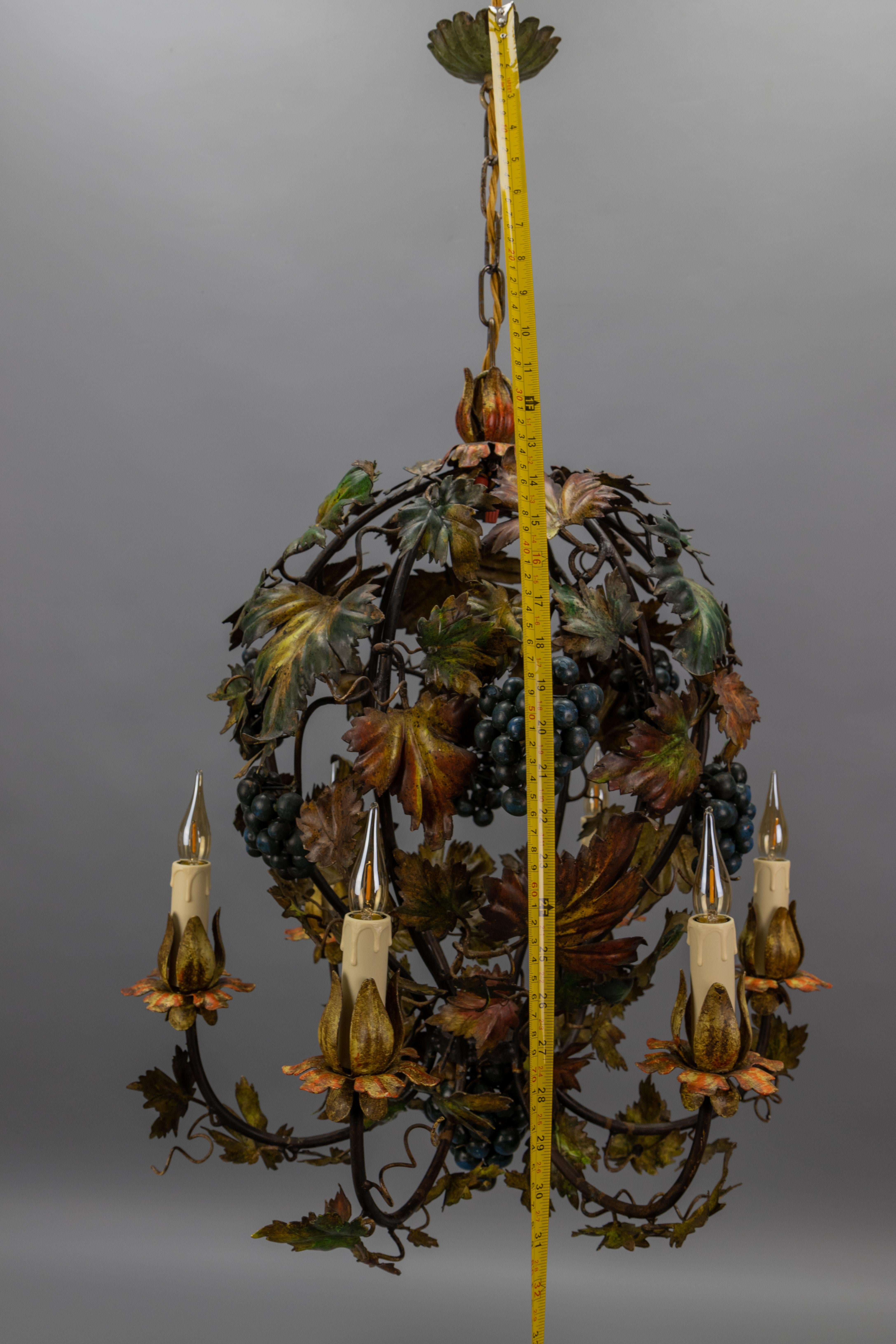 Lampadario italiano in metallo policromo con uva, viti e foglie autunnali, anni '50 in vendita 9