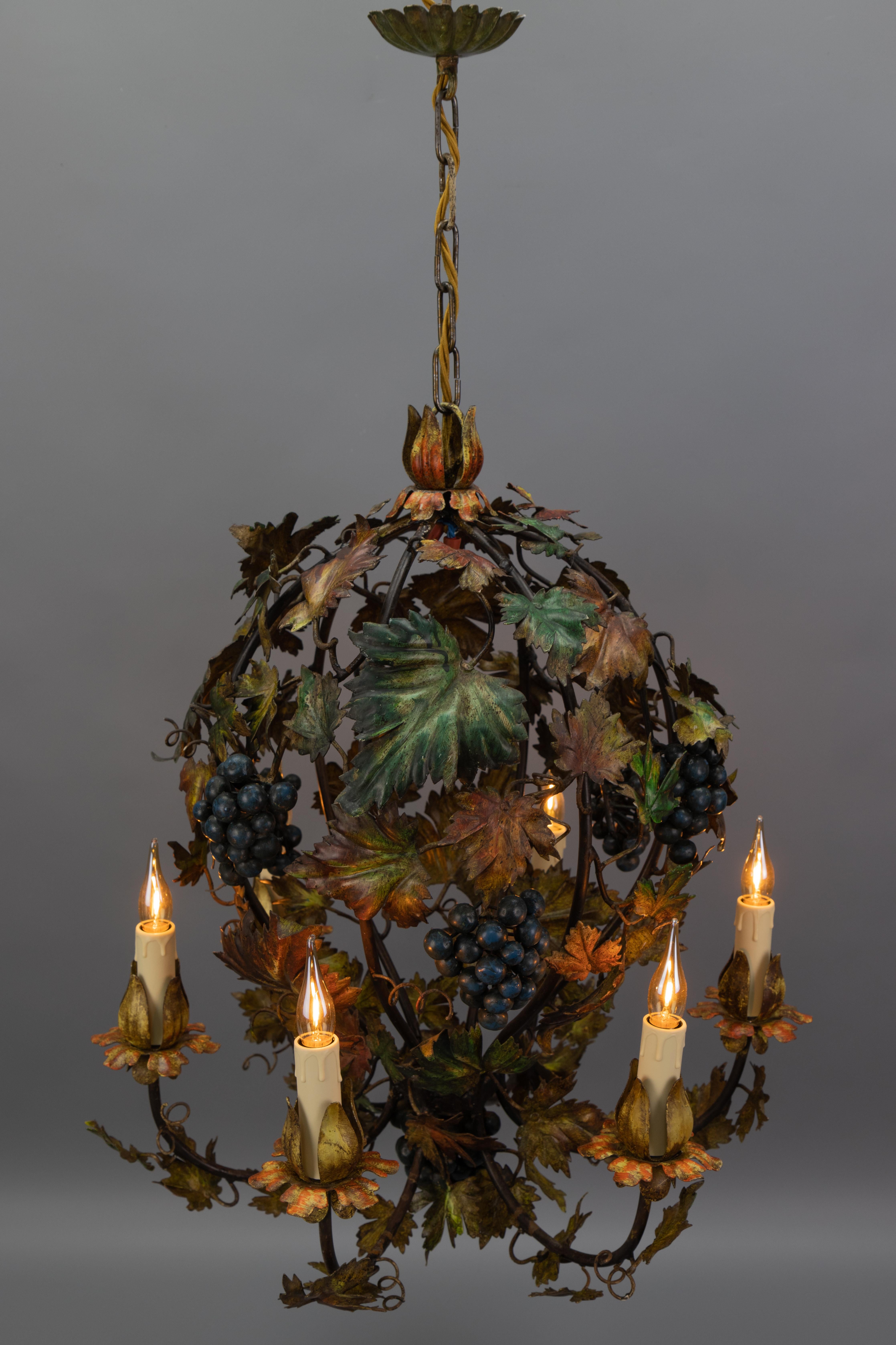 Italiano Lampadario italiano in metallo policromo con uva, viti e foglie autunnali, anni '50 in vendita