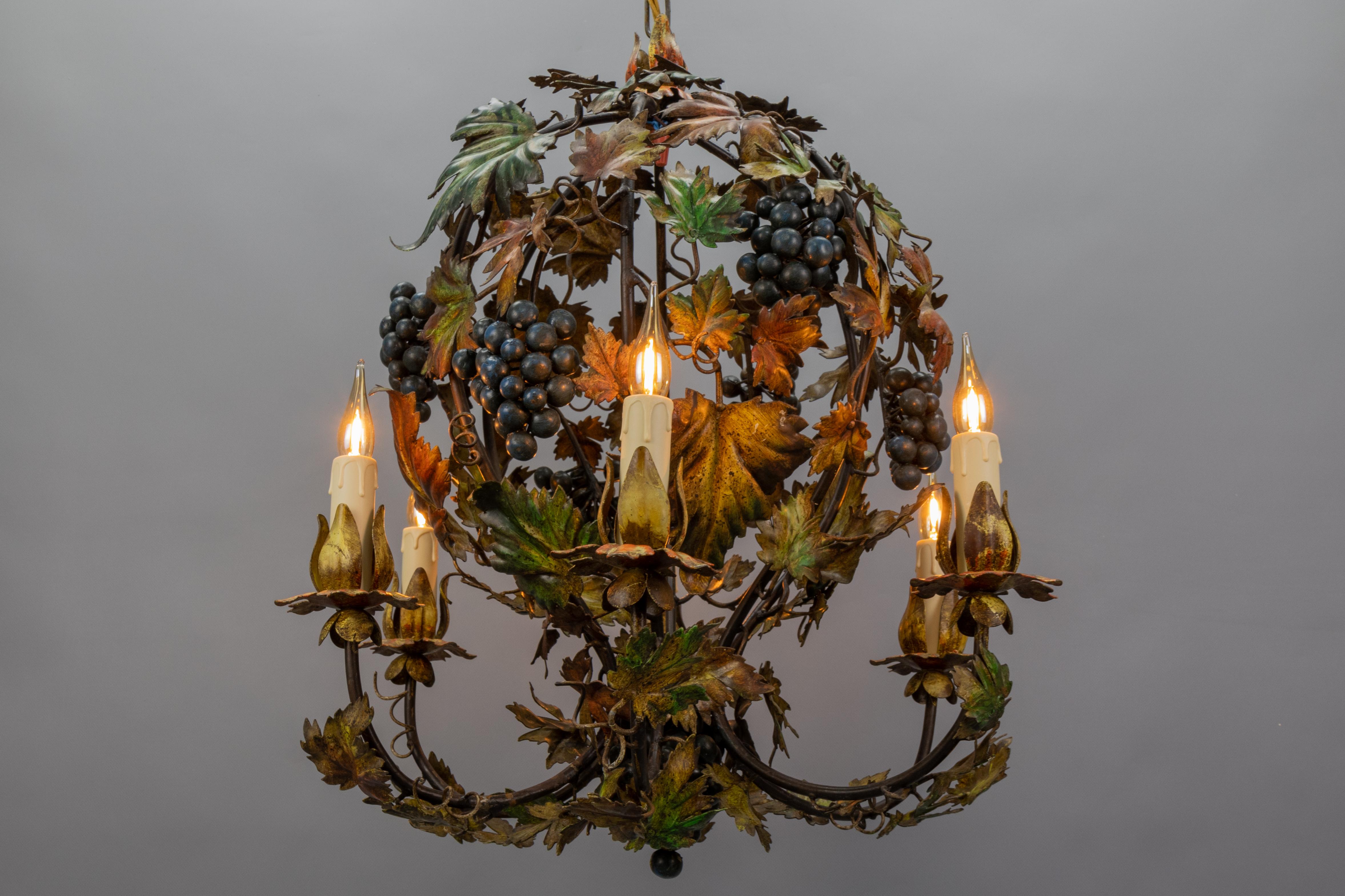 Lampadario italiano in metallo policromo con uva, viti e foglie autunnali, anni '50 In condizioni buone in vendita a Barntrup, DE