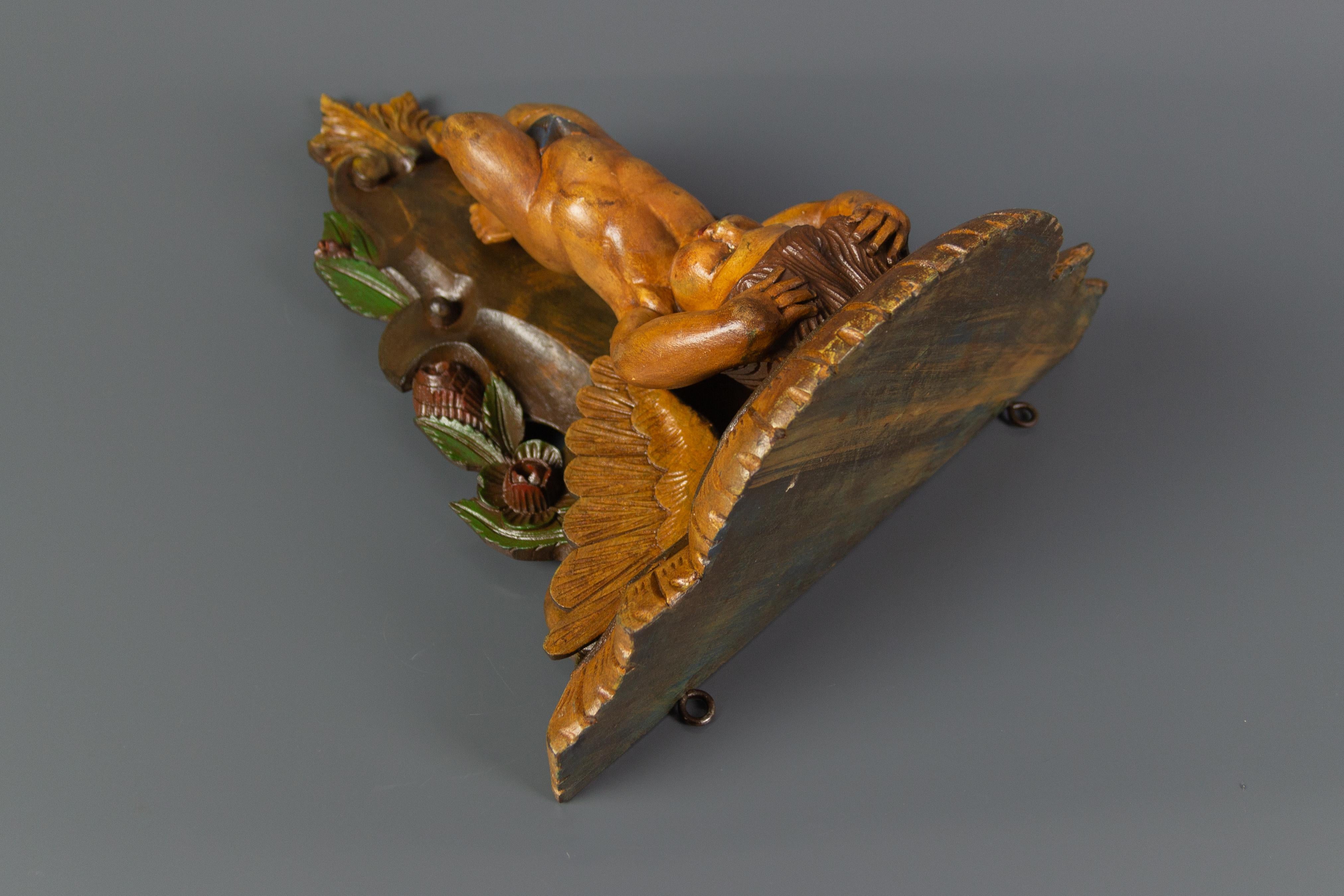 Italian Polychrome Wooden Wall Bracket with Carved Cherub Angel In Good Condition In Barntrup, DE