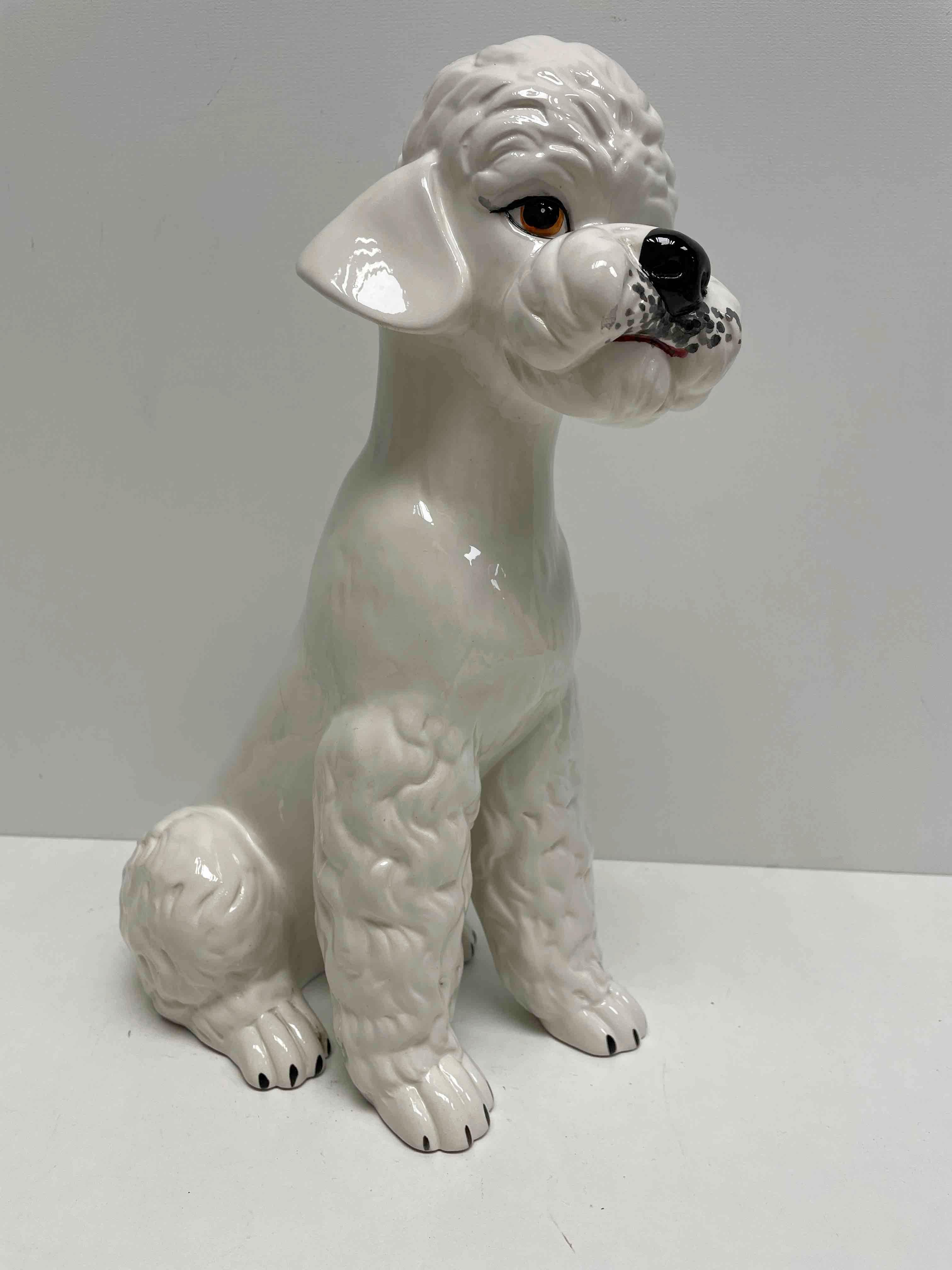 Klassische italienische Pudel Majolika Hundestatue aus Keramik aus den frühen 1980er Jahren. Eine schöne Ergänzung für Ihr Zimmer oder Ihren Eingangsbereich. Hergestellt aus Majolika-Keramik, handbemalt. Vor Ort unterschrieben.