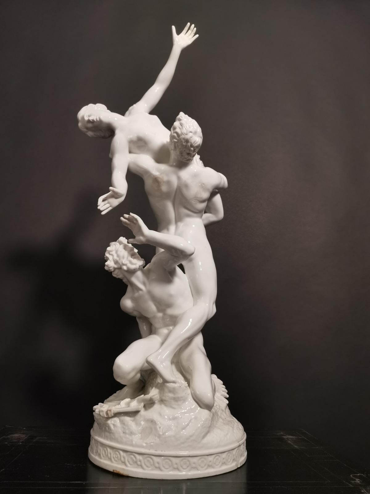 Porcelaine italienne du 19ème siècle « Rape d'une Sabine » en vente 2