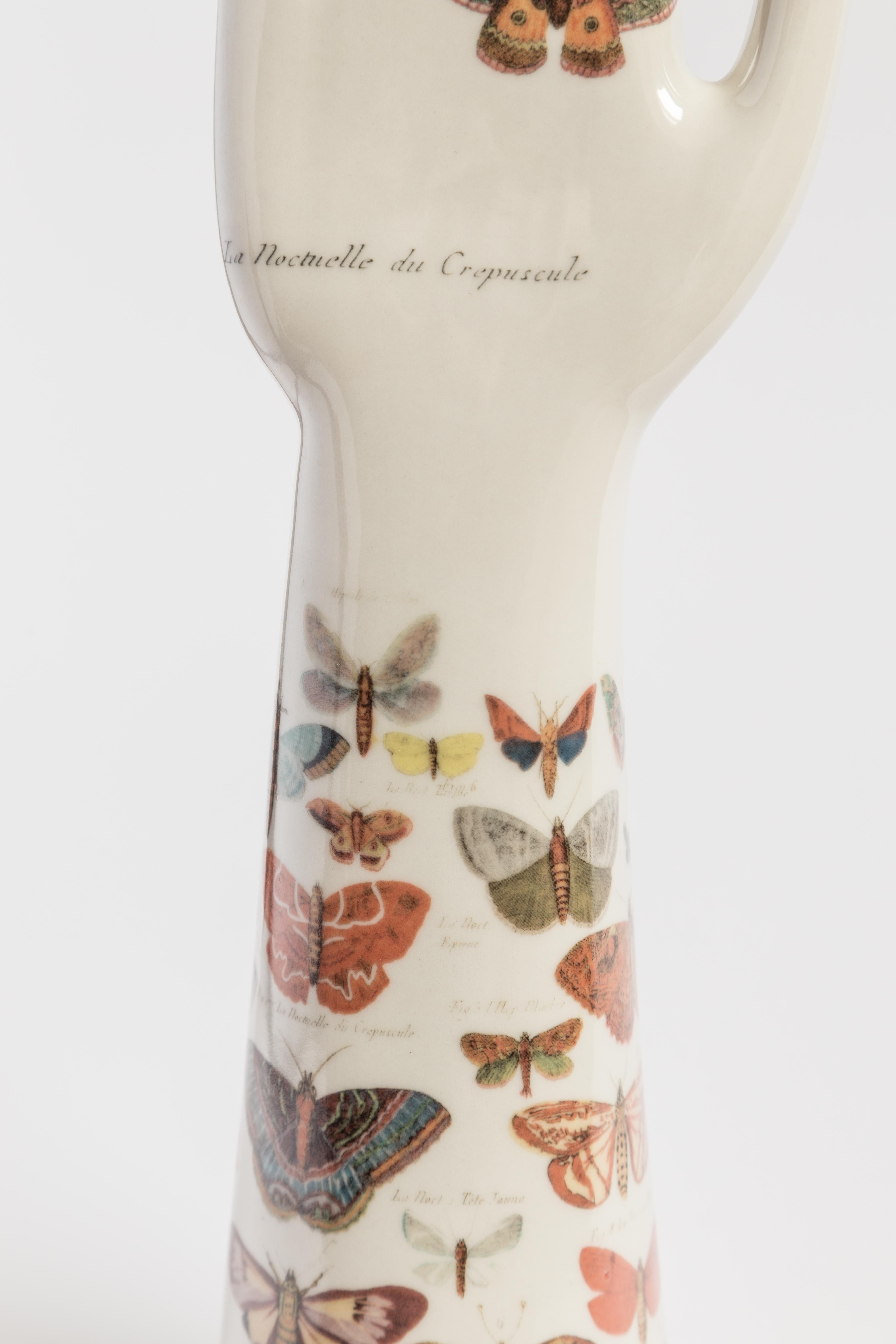 Anatomica, Porzellanhand mit Schmetterlingsdekoration von Vito Nesta (Italienisch) im Angebot