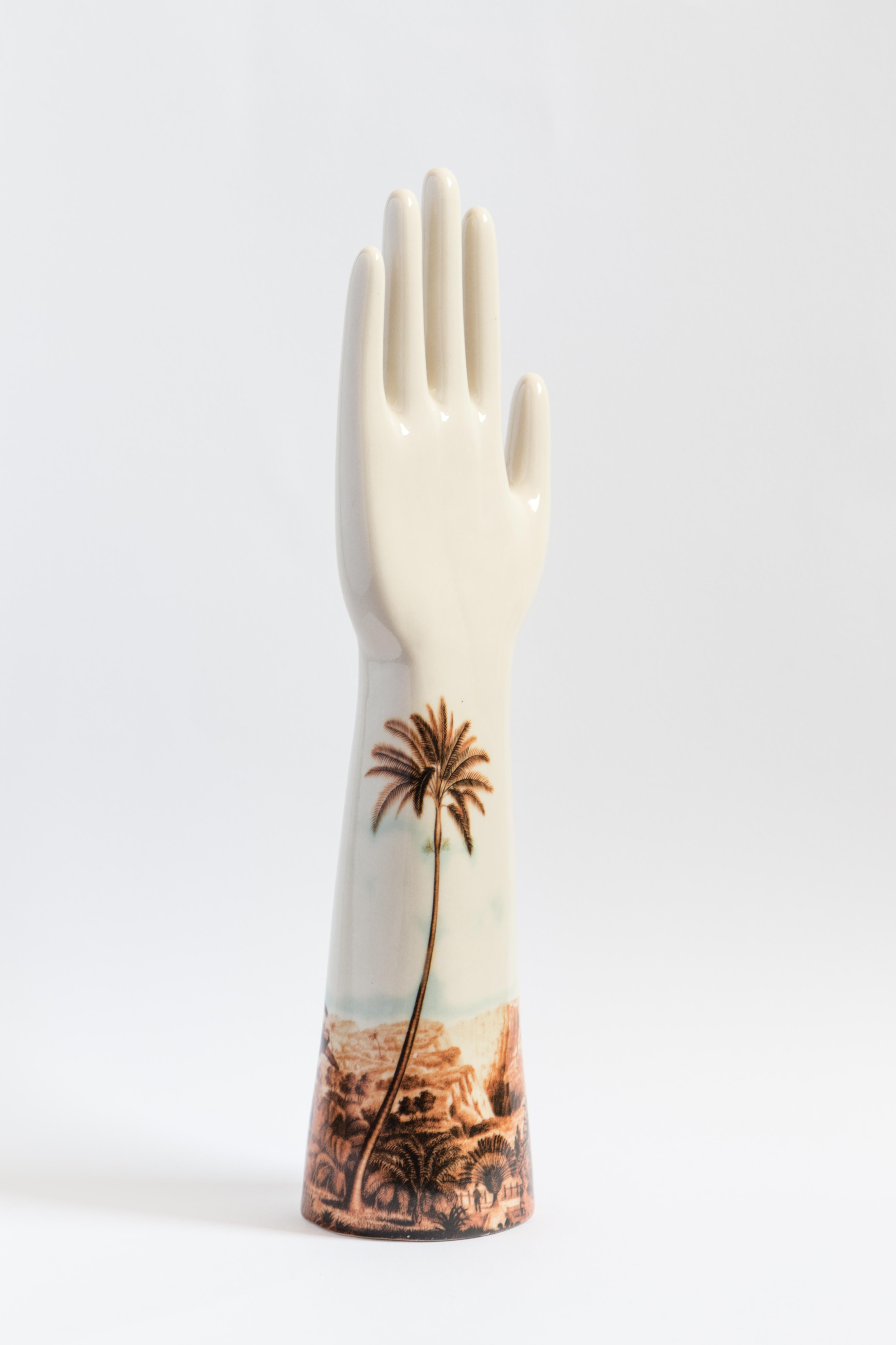 Esta llamativa escultura forma parte de la serie Anatomica de Vito Nesta, que presenta objetos decorativos con formas anatómicas sencillas y esenciales, caracterizados por colores atrevidos y contrastados y un toque moderno. Fabricada en porcelana