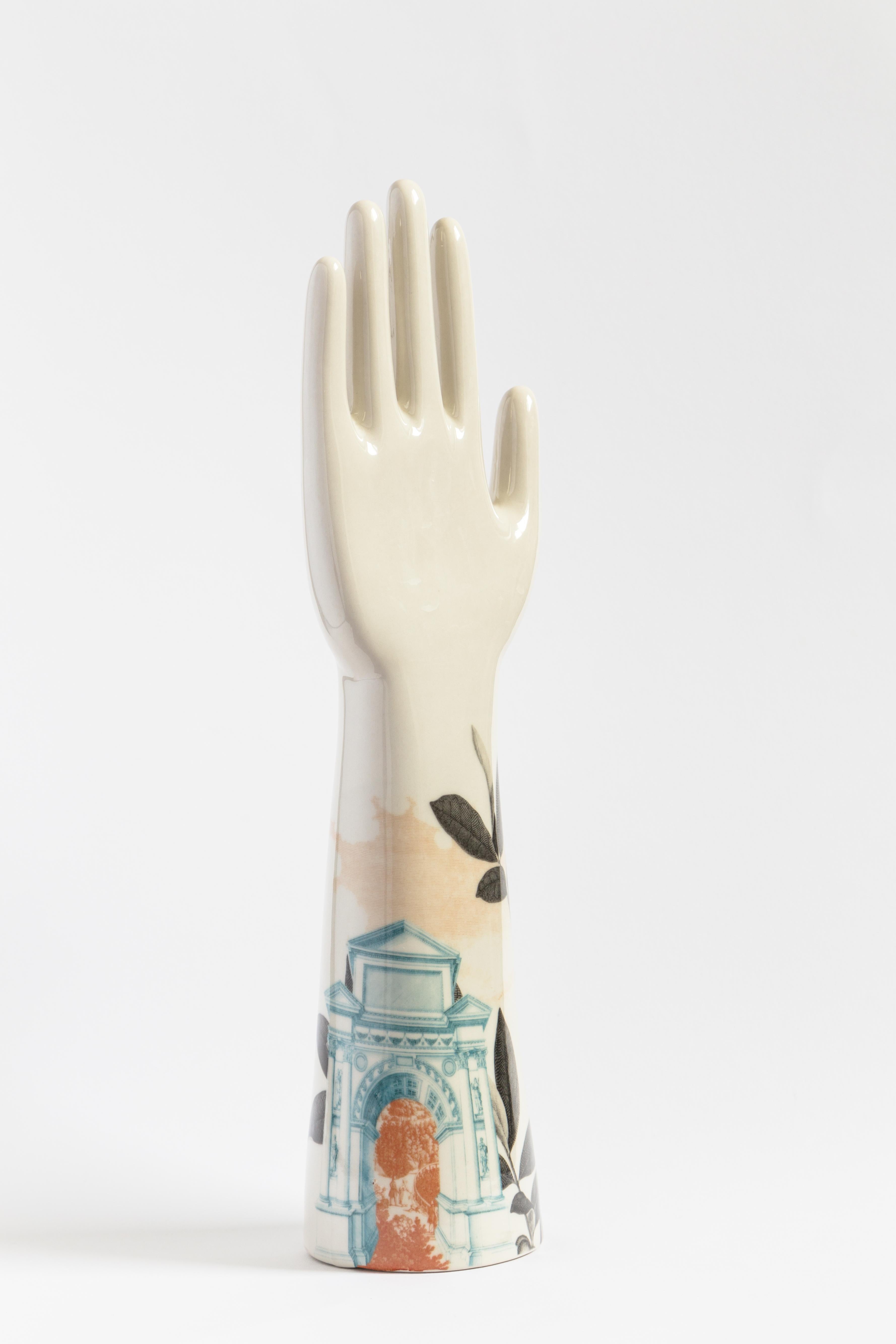 Cette sculpture saisissante fait partie de la série Anatomica de Vito Nesta, qui présente des objets décoratifs aux formes anatomiques simples et essentielles, caractérisés par des couleurs audacieuses et contrastées et un flair moderne. Réalisée en
