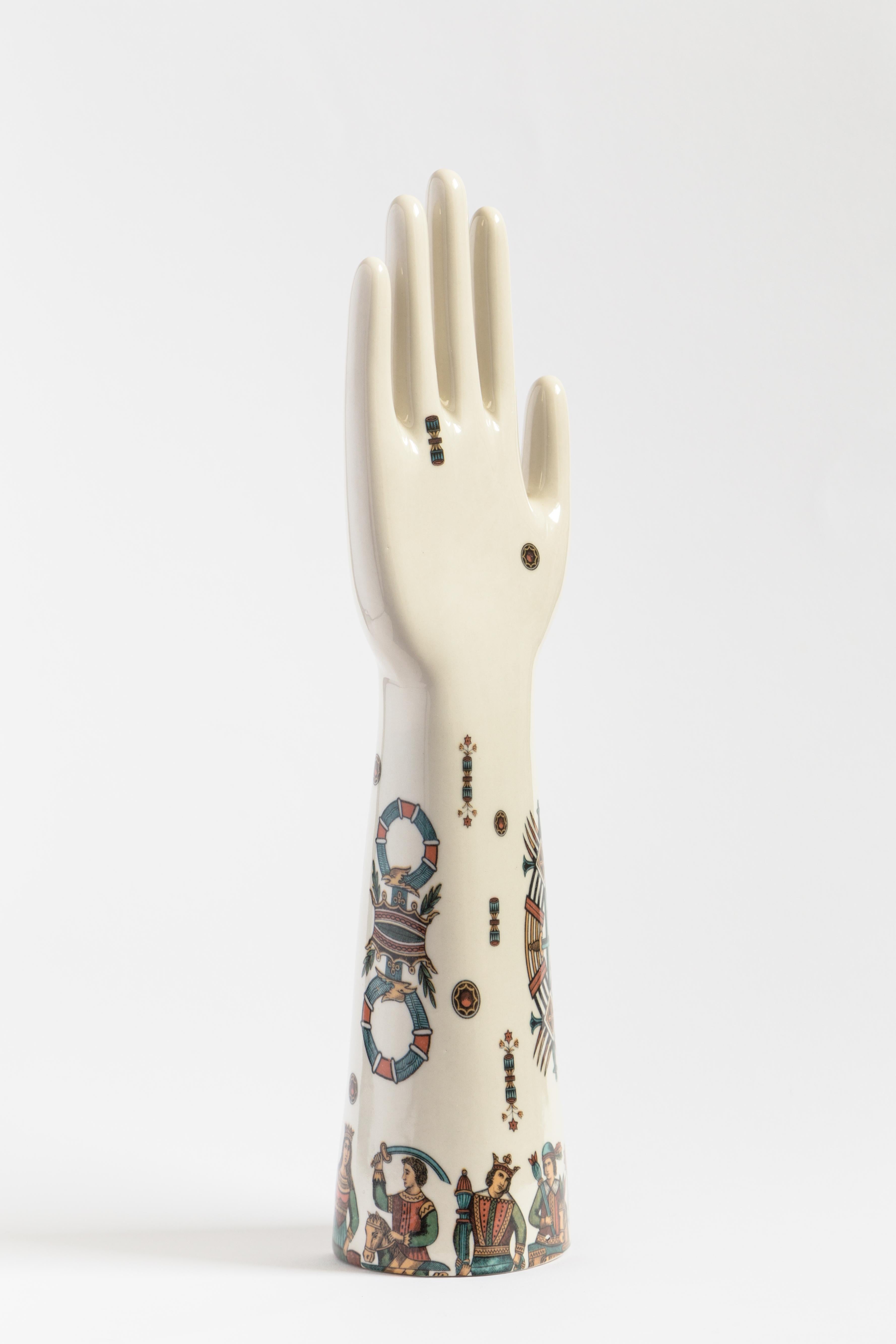 Cette sculpture saisissante fait partie de la série Anatomica de Vito Nesta, qui présente des objets décoratifs aux formes anatomiques simples et essentielles, caractérisés par des couleurs audacieuses et contrastées et un flair moderne. Réalisée en