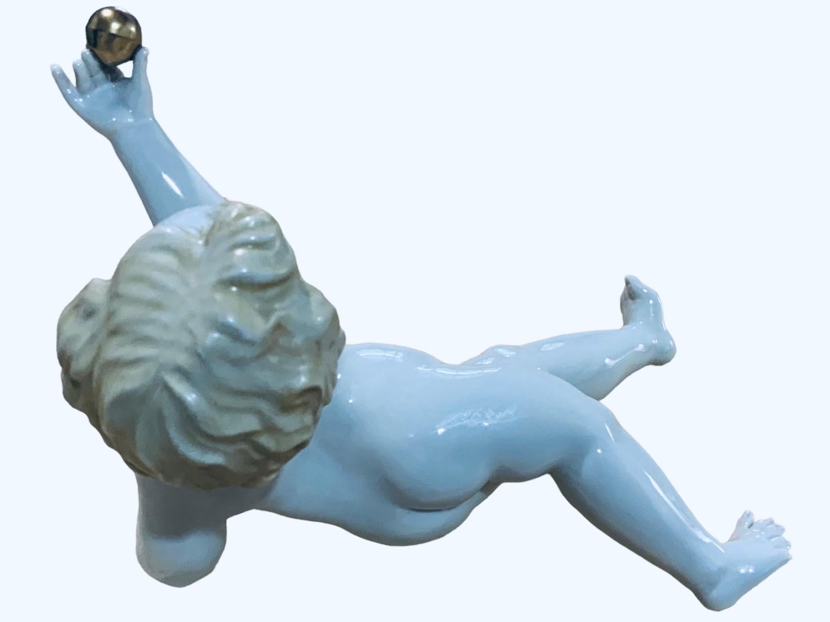Figurita de porcelana italiana Niño Piano Porcelana en venta