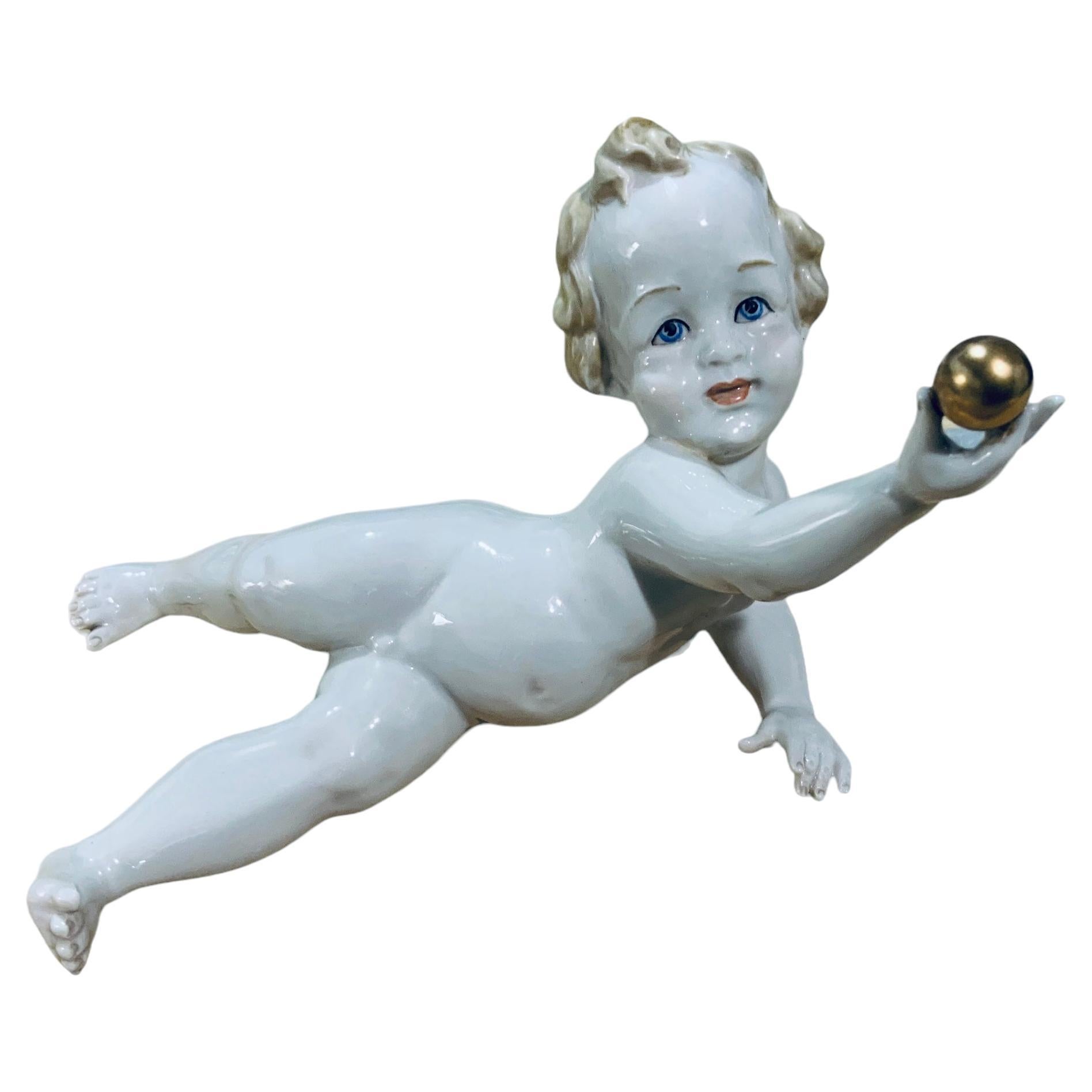 Figurine de garçon à piano en porcelaine italienne