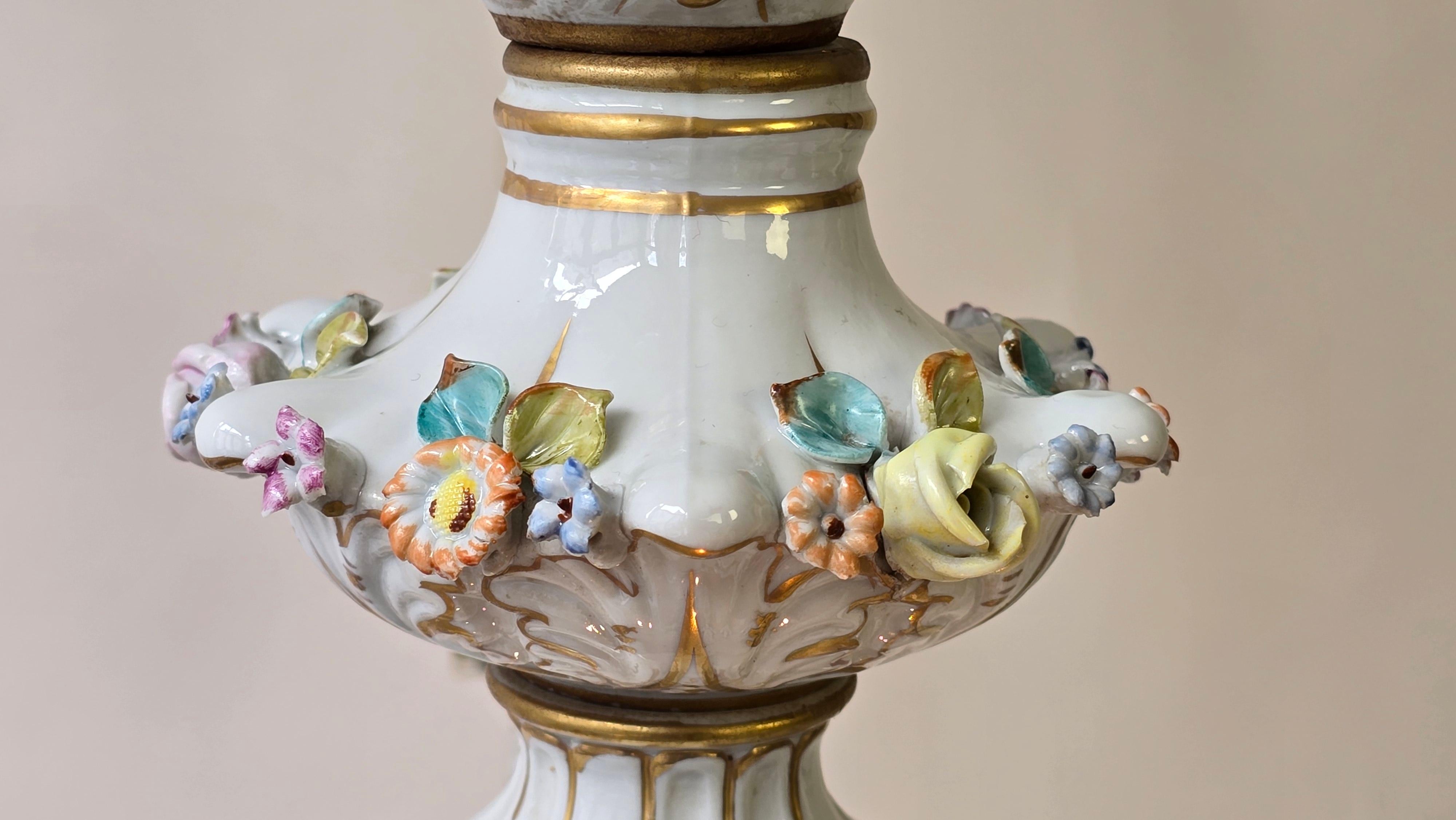 Araña de porcelana italiana con detalles florales pintados a mano en venta 6