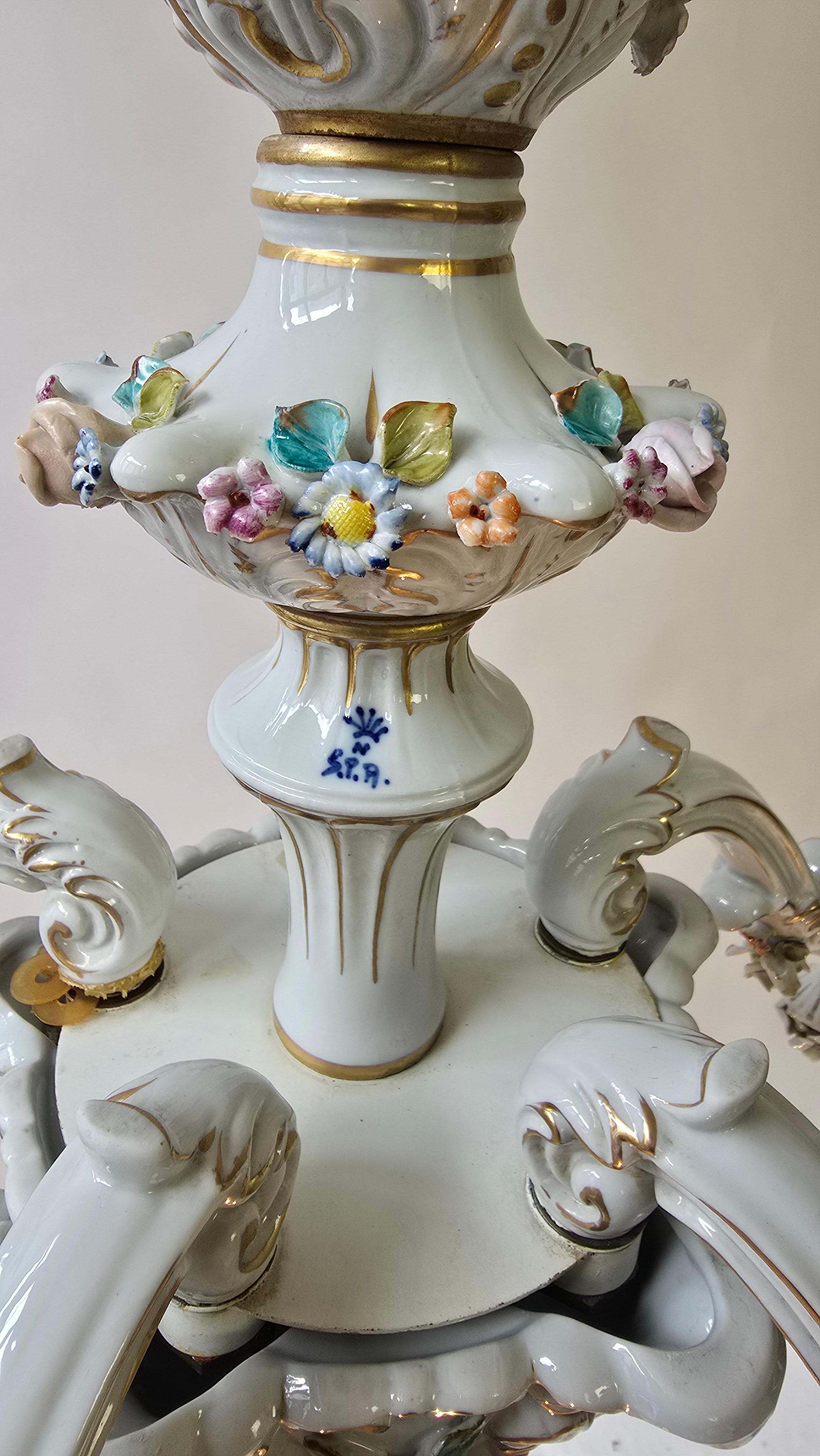 Araña de porcelana italiana con detalles florales pintados a mano en venta 7