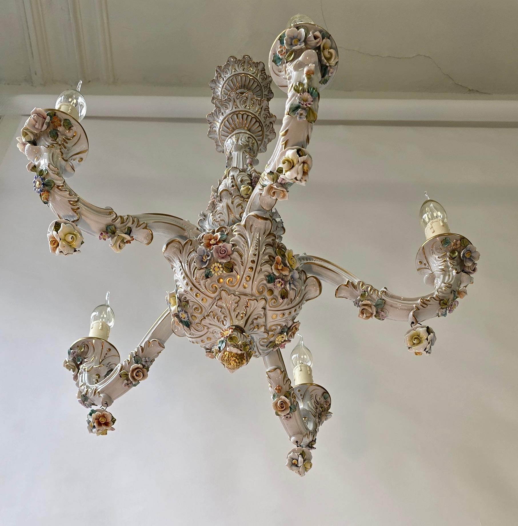 Araña de porcelana italiana con detalles florales pintados a mano Romántico en venta