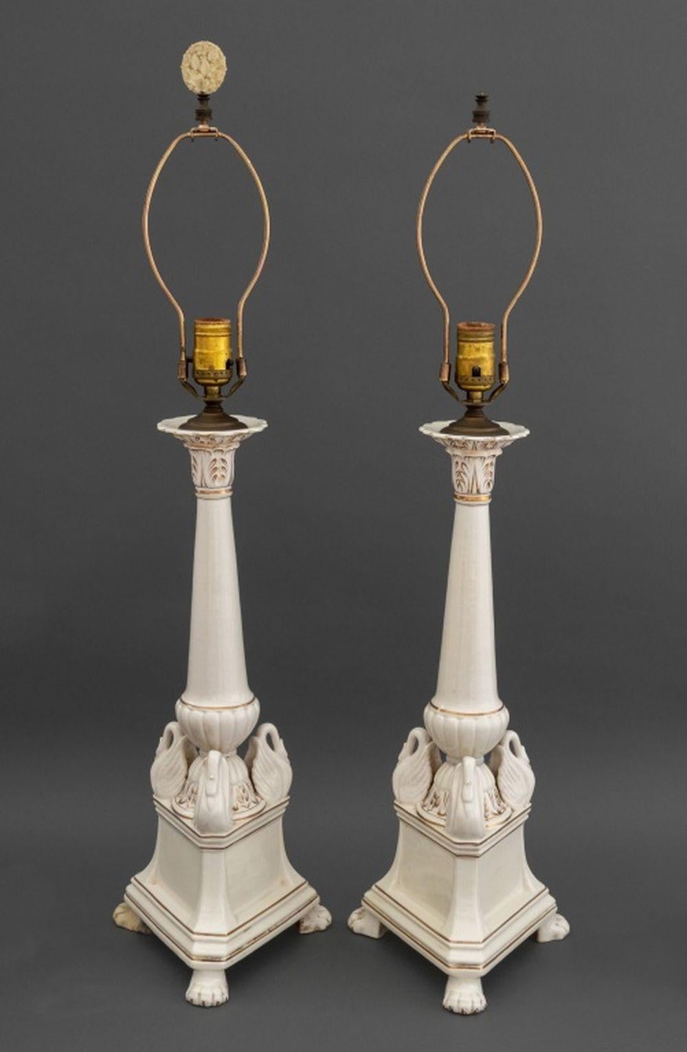 Paire de lampes de table en porcelaine italienne à motif de colonnes et de cygnes, avec garniture dorée sur une base triangulaire, marquée 