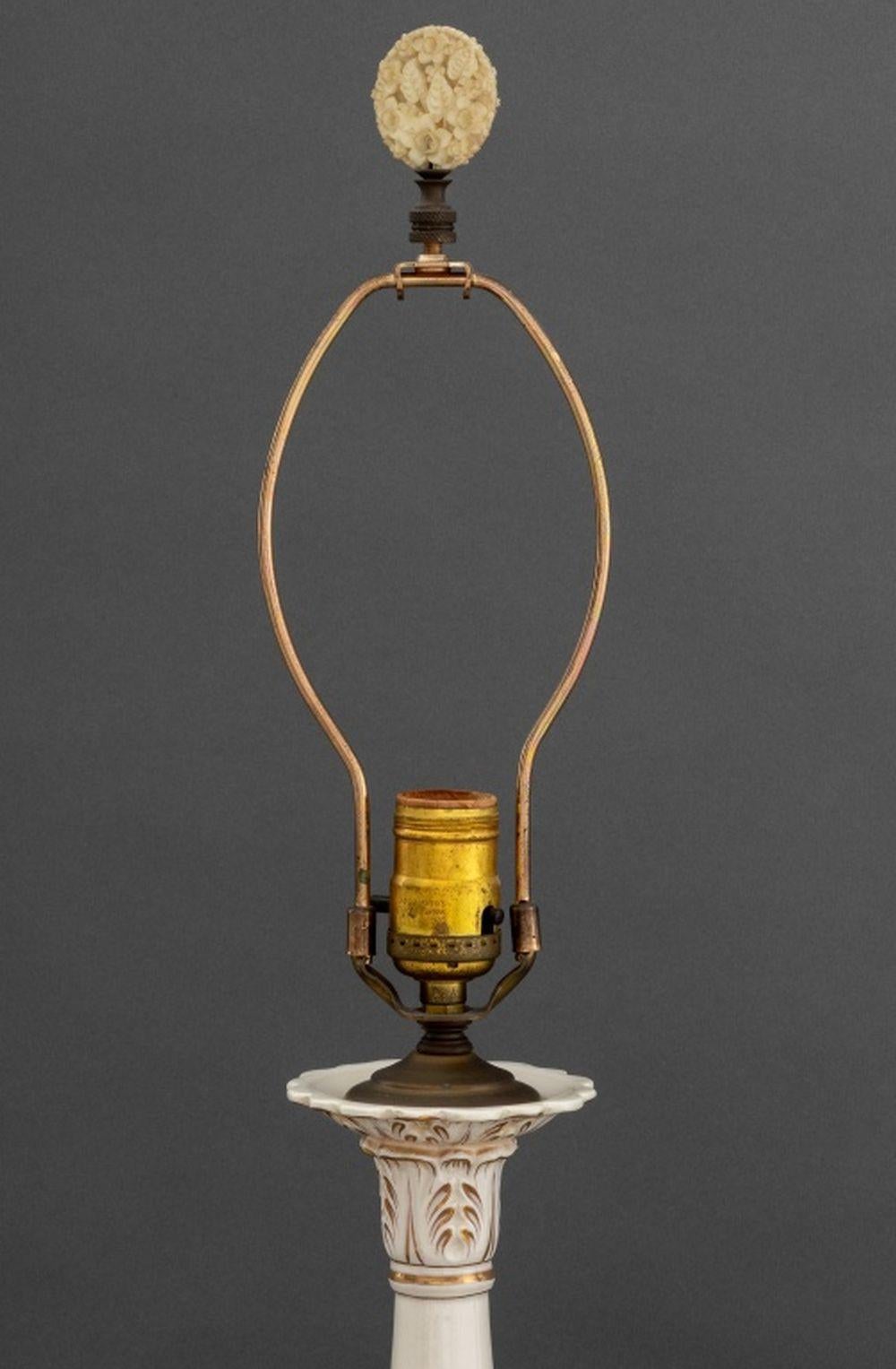 Paire de lampes cygnes à colonnes en porcelaine italienne Bon état - En vente à Astoria, NY