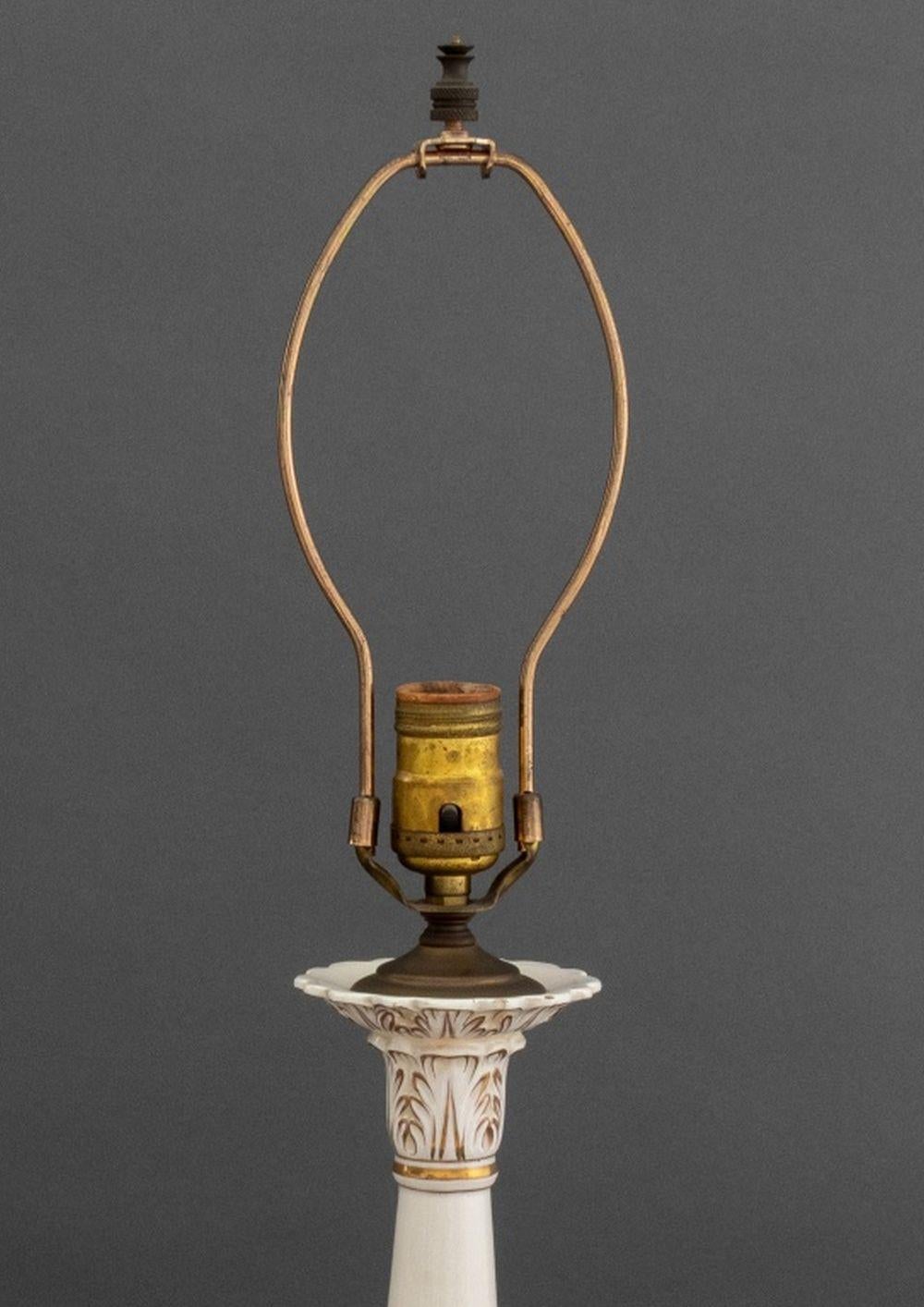 20ième siècle Paire de lampes cygnes à colonnes en porcelaine italienne en vente