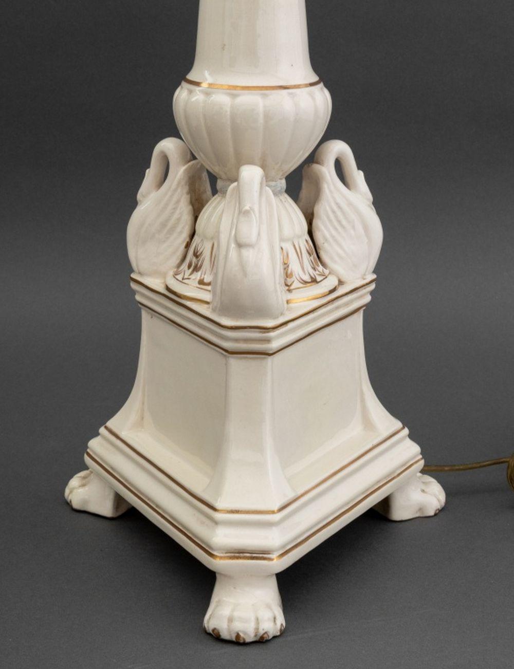 Porcelaine Paire de lampes cygnes à colonnes en porcelaine italienne en vente