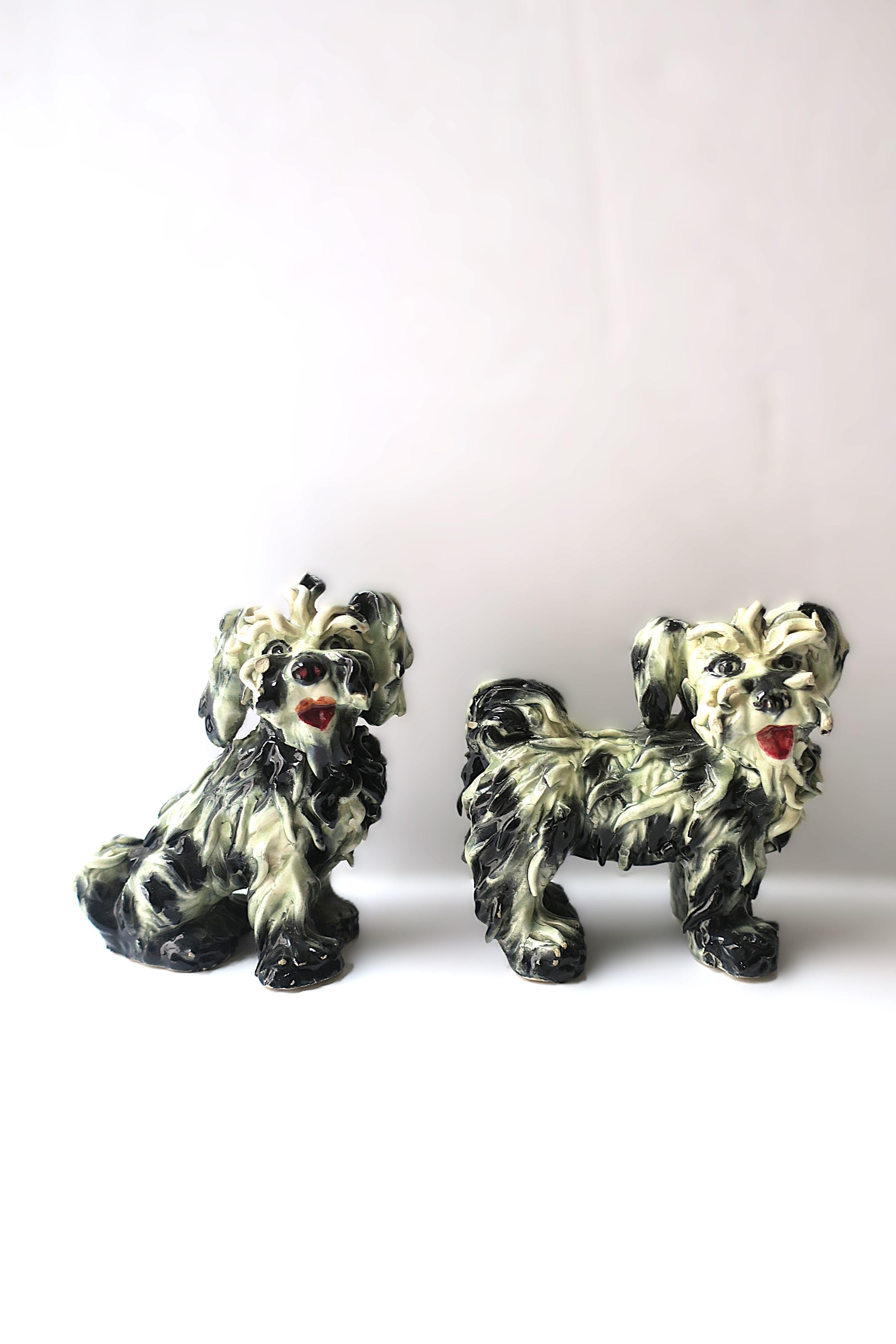 Conjunto de adorables esculturas caninas de porcelana italiana atribuidas al diseñador italiano Guido Cacciapuoti, hacia mediados del siglo XX, Italia. Los perros son de un esponjoso blanco y negro con labios/bocas rojas en forma de corazón, narices
