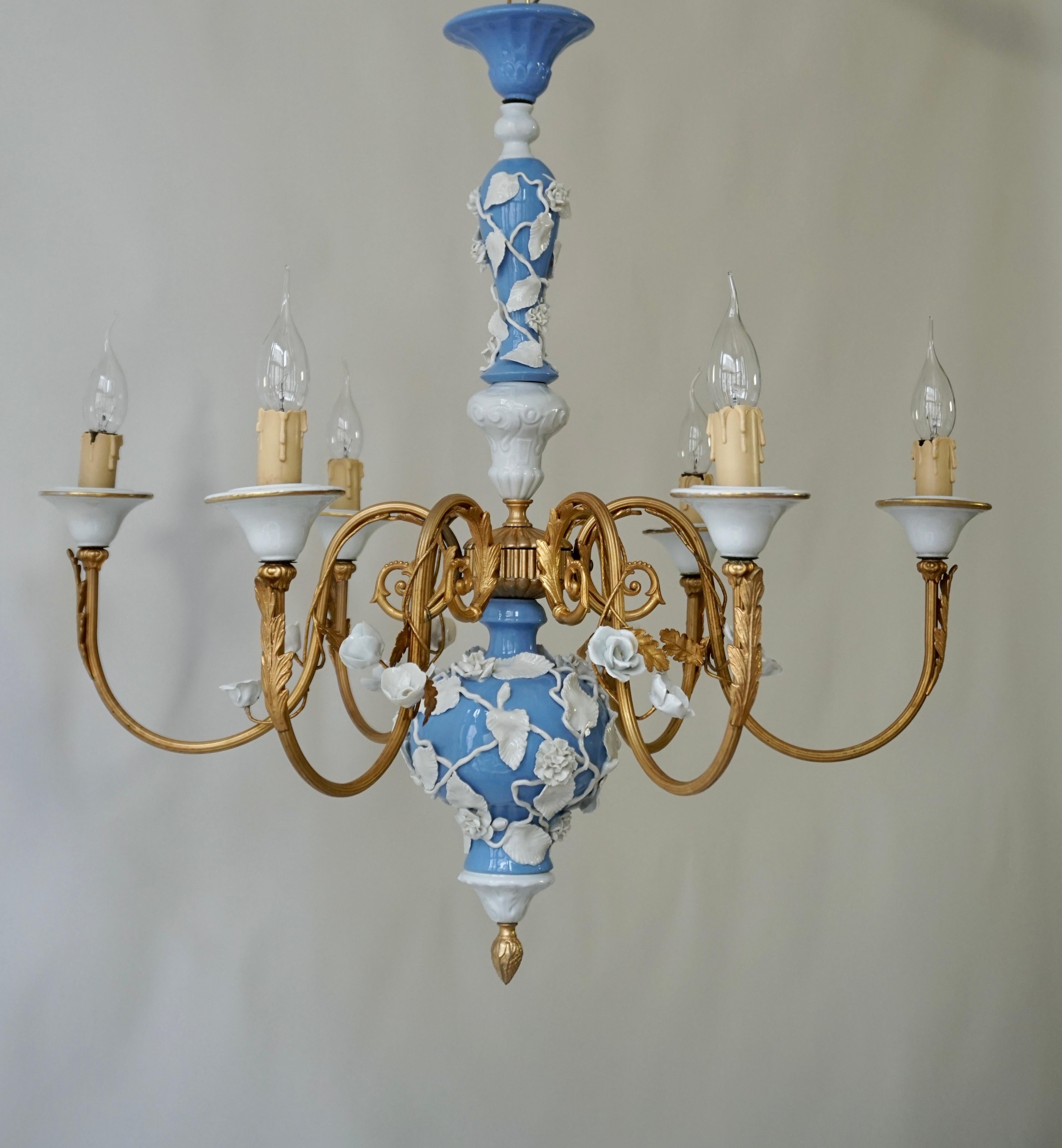 Eleganter Kronleuchter aus weißem und blauem Porzellan mit vergoldeten Akanthusblatt-Details.
Es gibt 6 Arme, die jeweils eine einzelne Lampenfassung (e14) tragen 

Die Leuchte hat sechs Fassungen für kleine Glühbirnen mit Schraubsockel oder LEDs