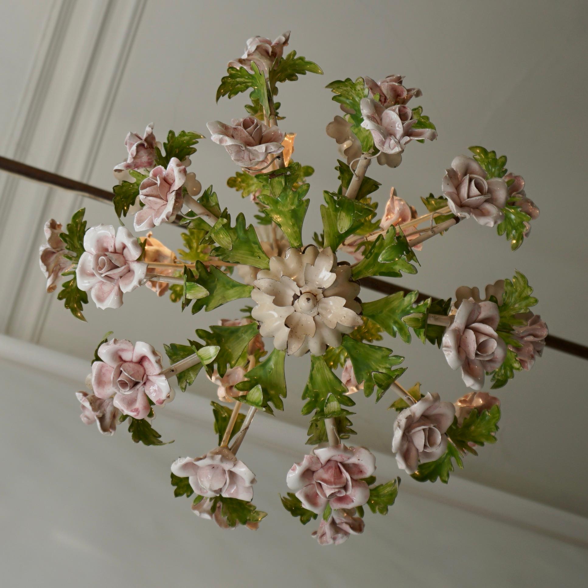 Italian Porcelain Flower Roses Tole Chandelier In Good Condition For Sale In Antwerp, BE
