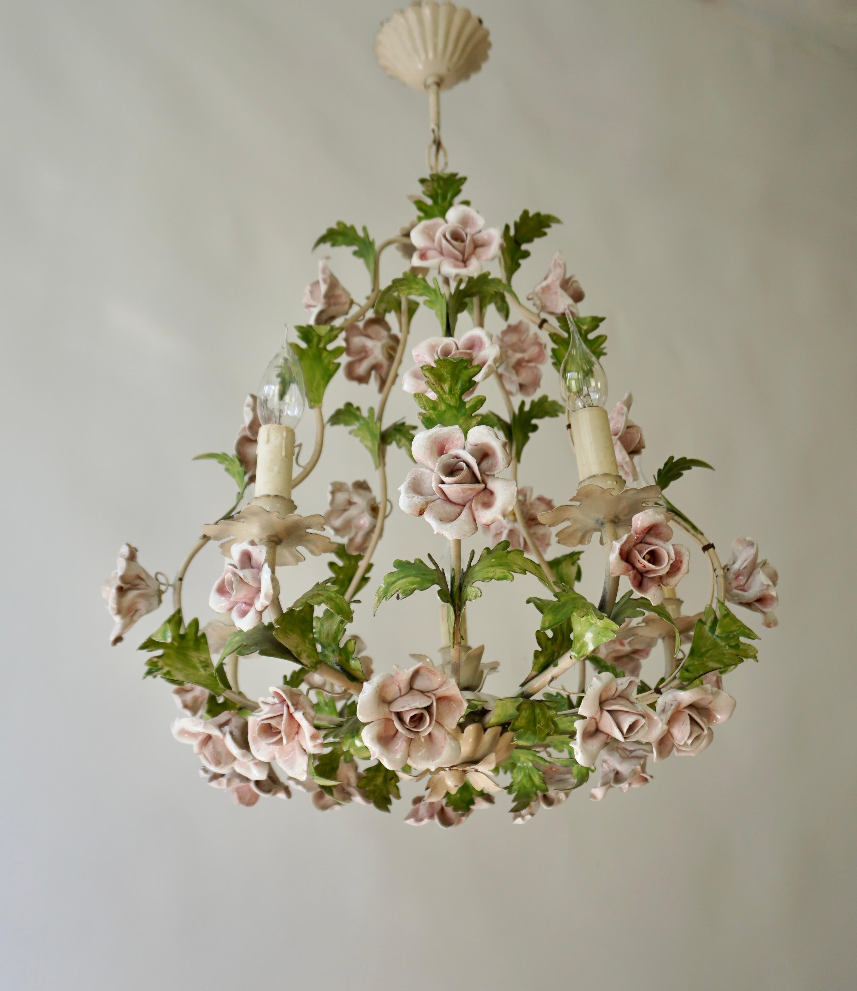 Métal Lustre italien en porcelaine, fleurs et roses en tôle en vente
