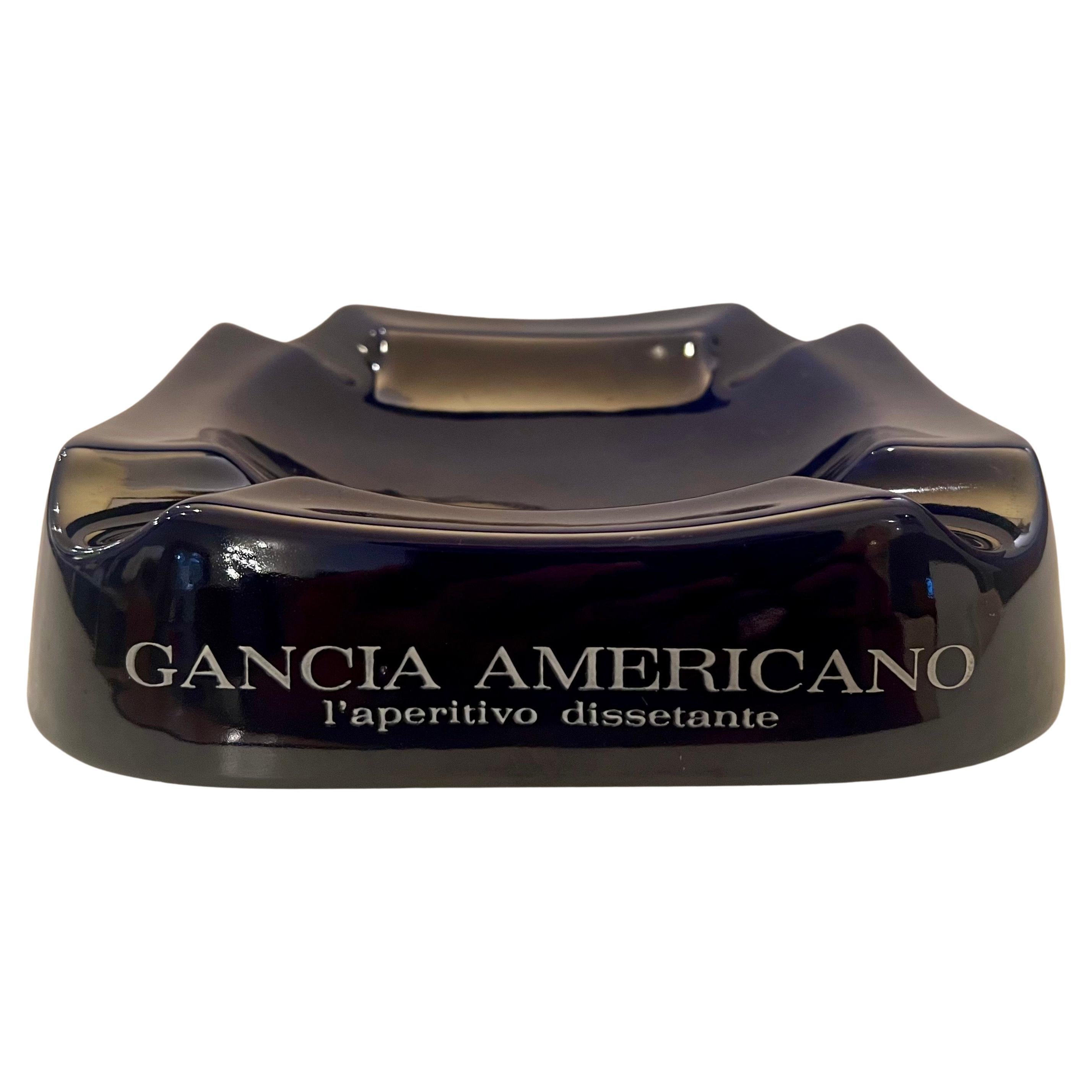 Precioso cenicero grande de porcelana azul marino, circa años 70 en perfecto estado nunca usado made in Italy bonita y única pieza decorativa de una gran época. Anuncio de Aperitivo Gancia Americano .